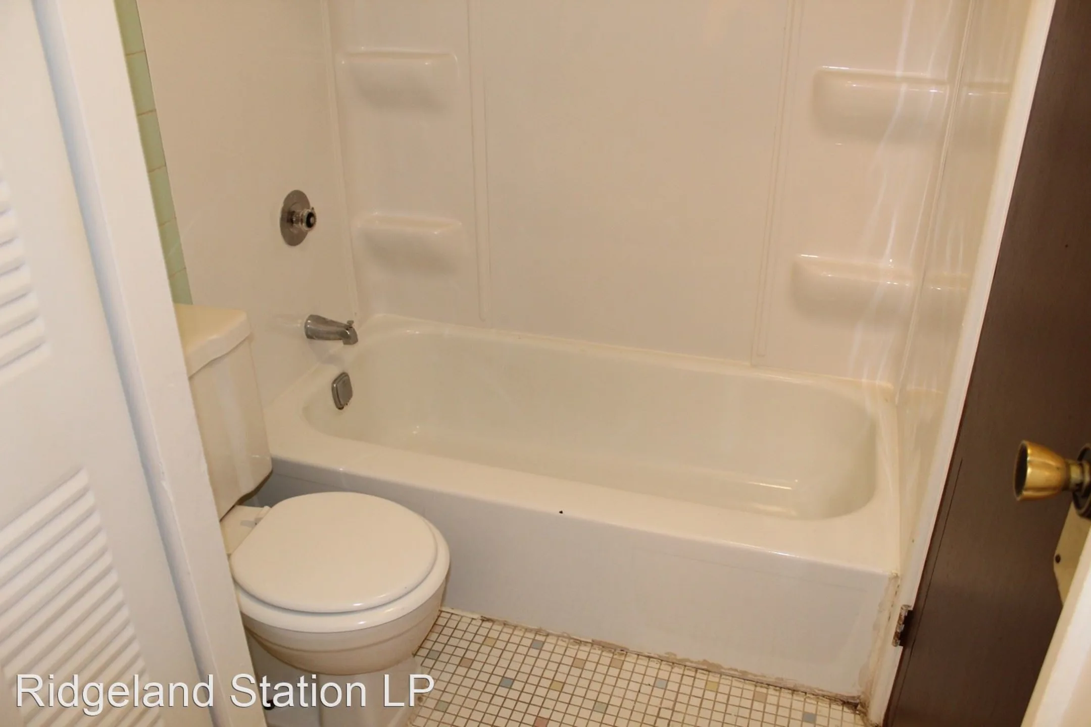 Bathroom - Ridgeland Station Apartments - Chicago Ridge, IL