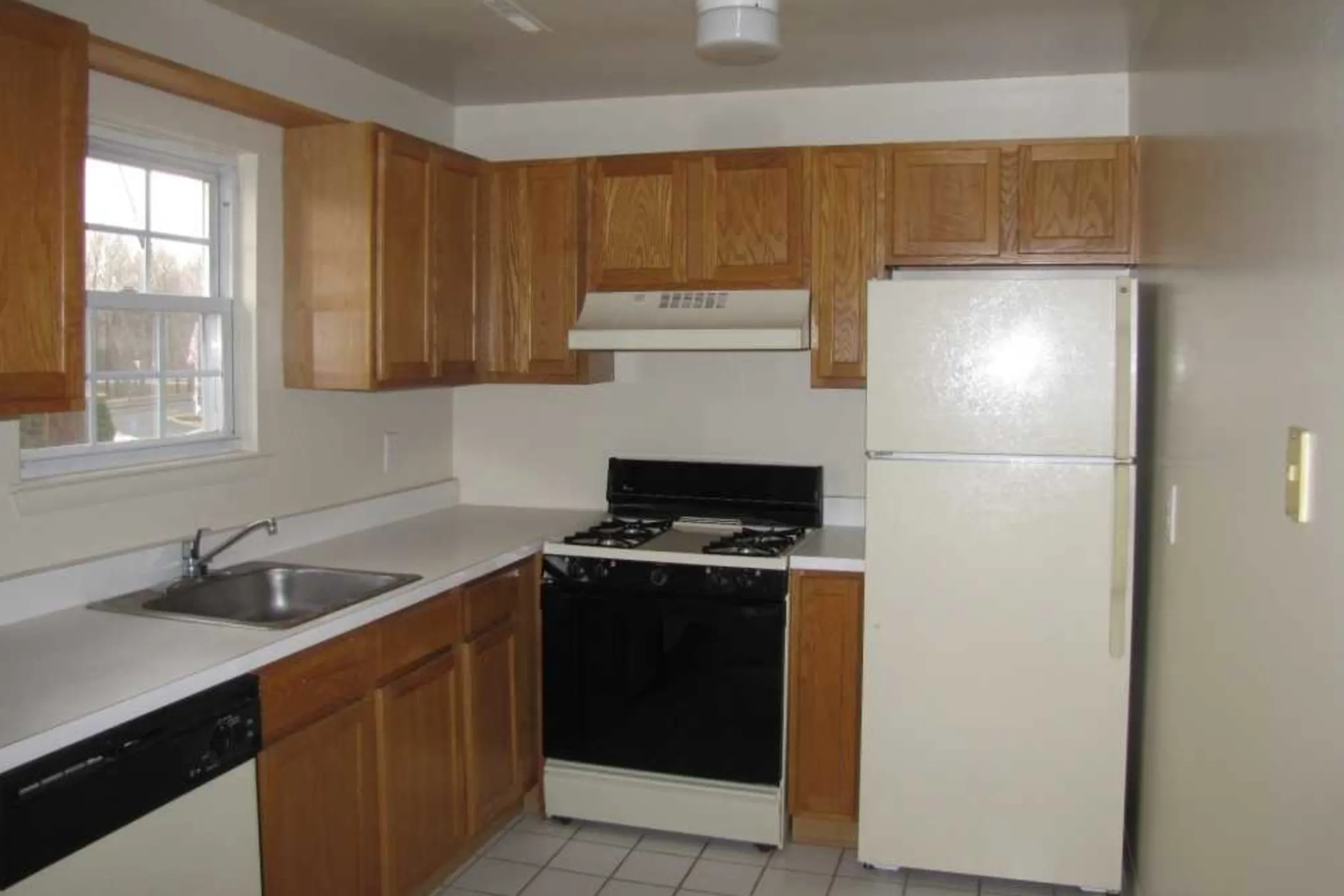 Pine Gate Apartments - Old Bridge, NJ 08857