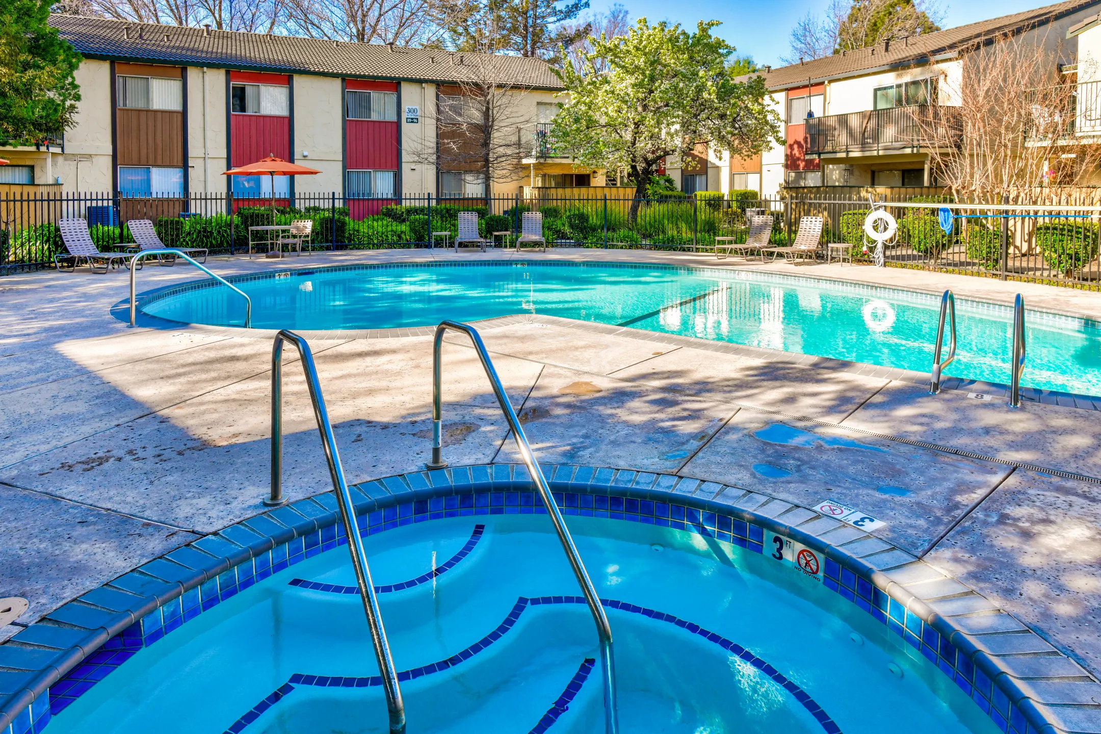 Pool - Creekside Gardens Apartments - Vacaville, CA