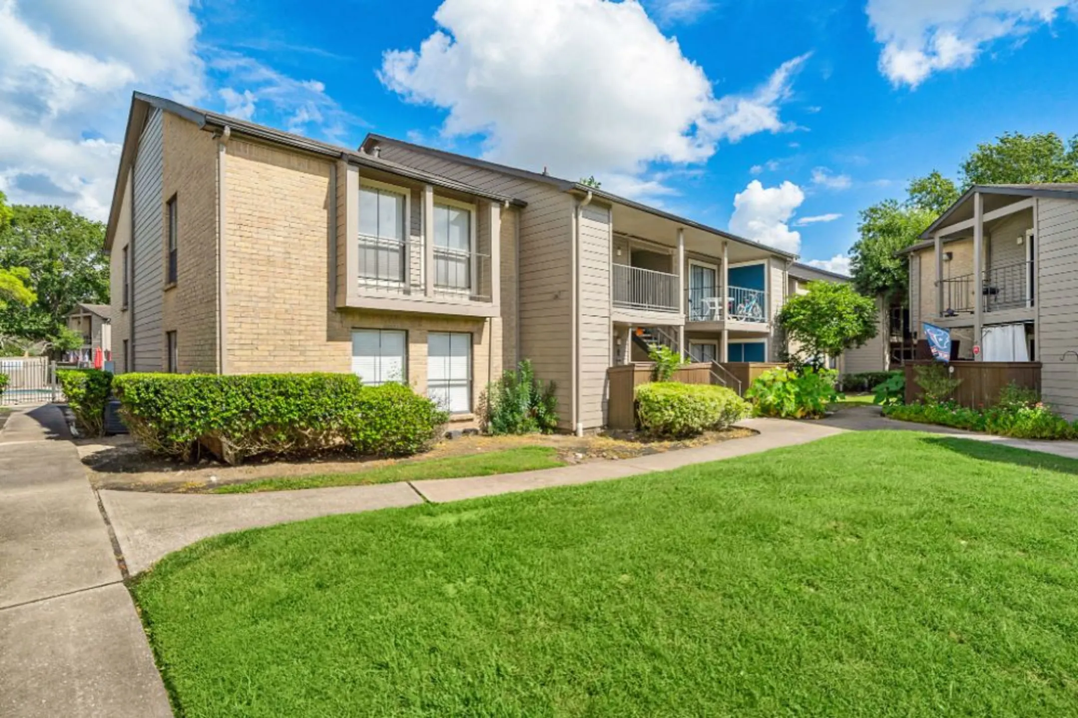 the-brook-on-bay-area-2702-w-bay-area-blvd-webster-tx-apartments