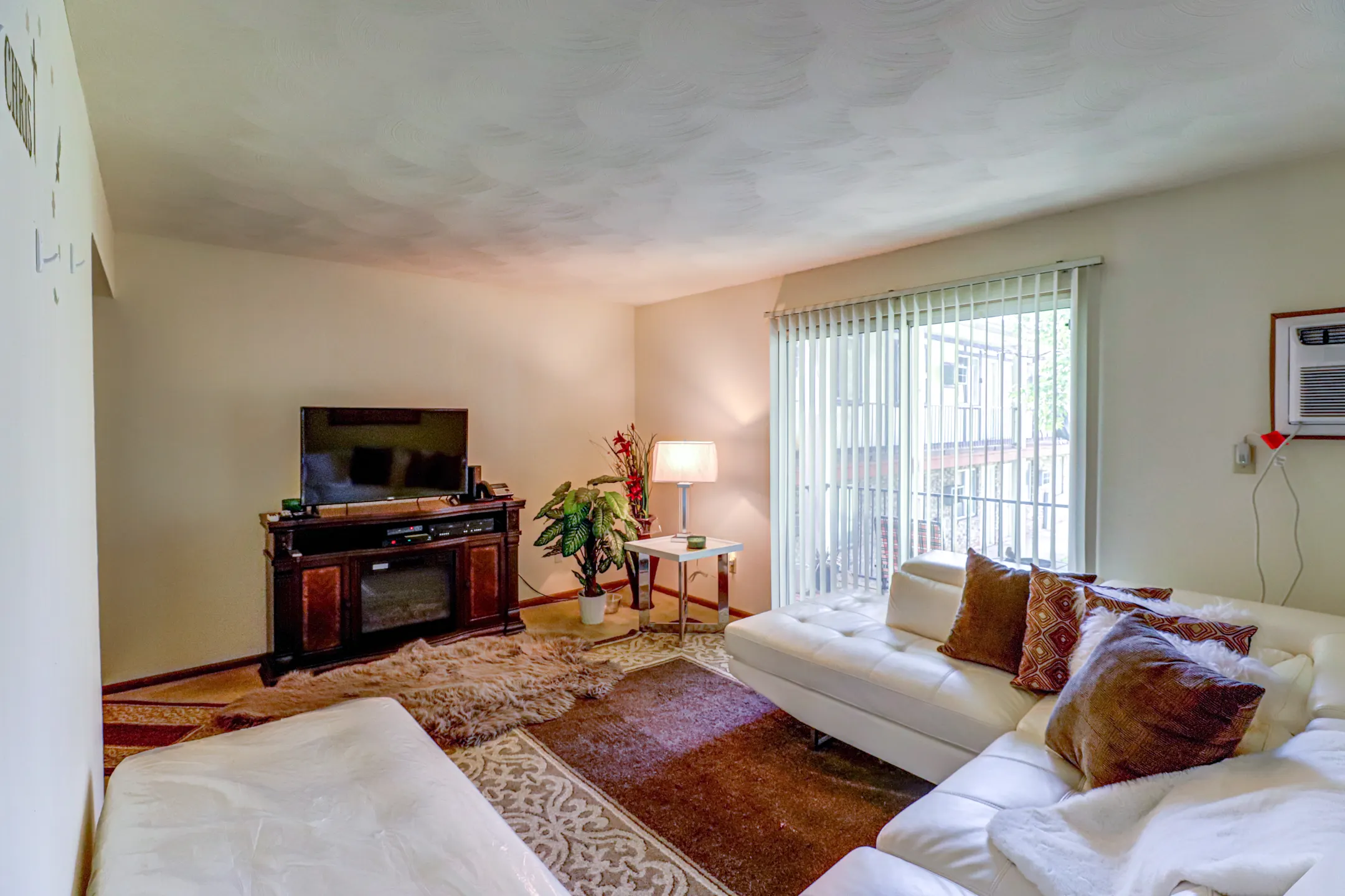 Living Room - Oak Hill Apartments - Toledo, OH