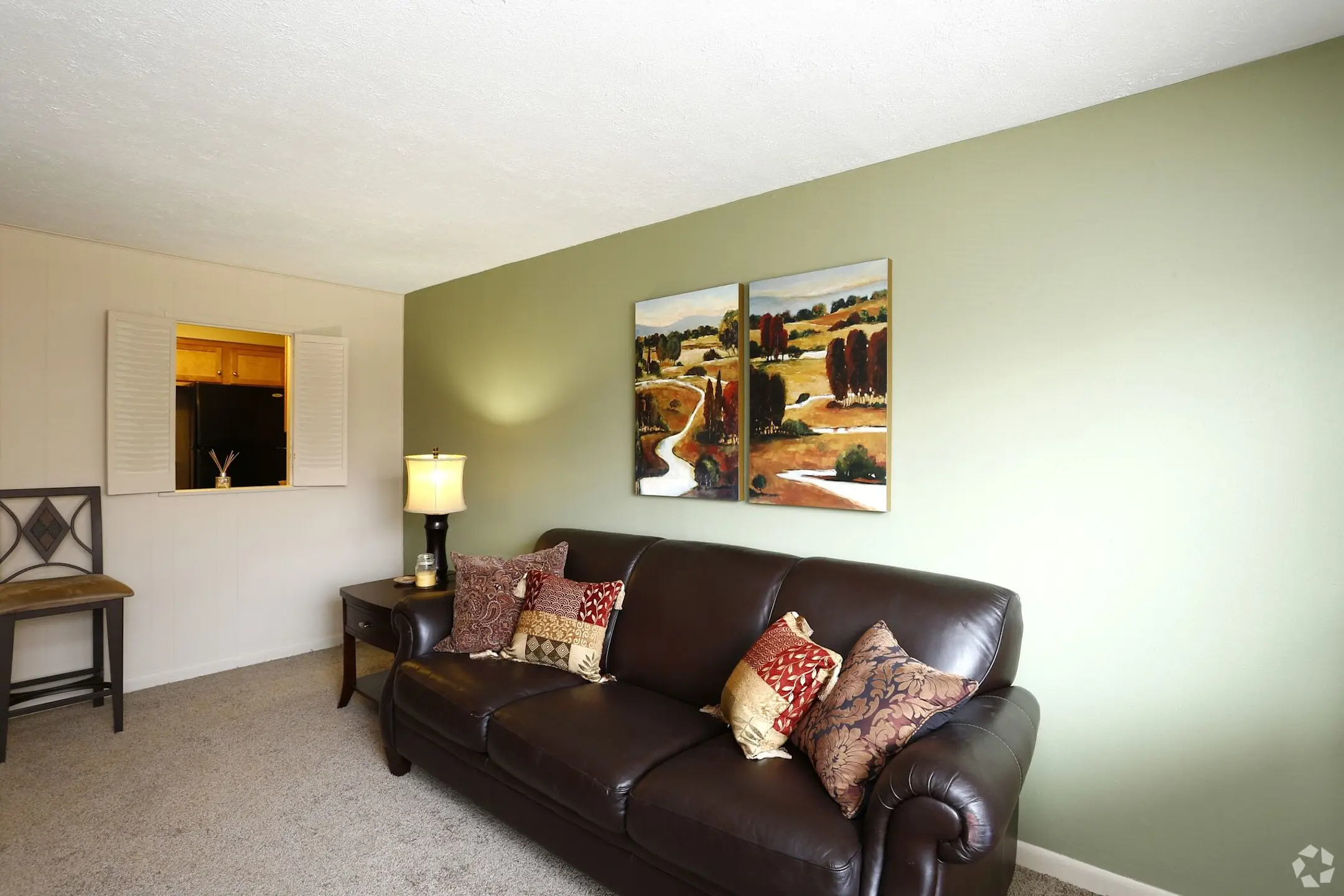 Living Room - Chamberlain Apartments I & II - Dayton, OH