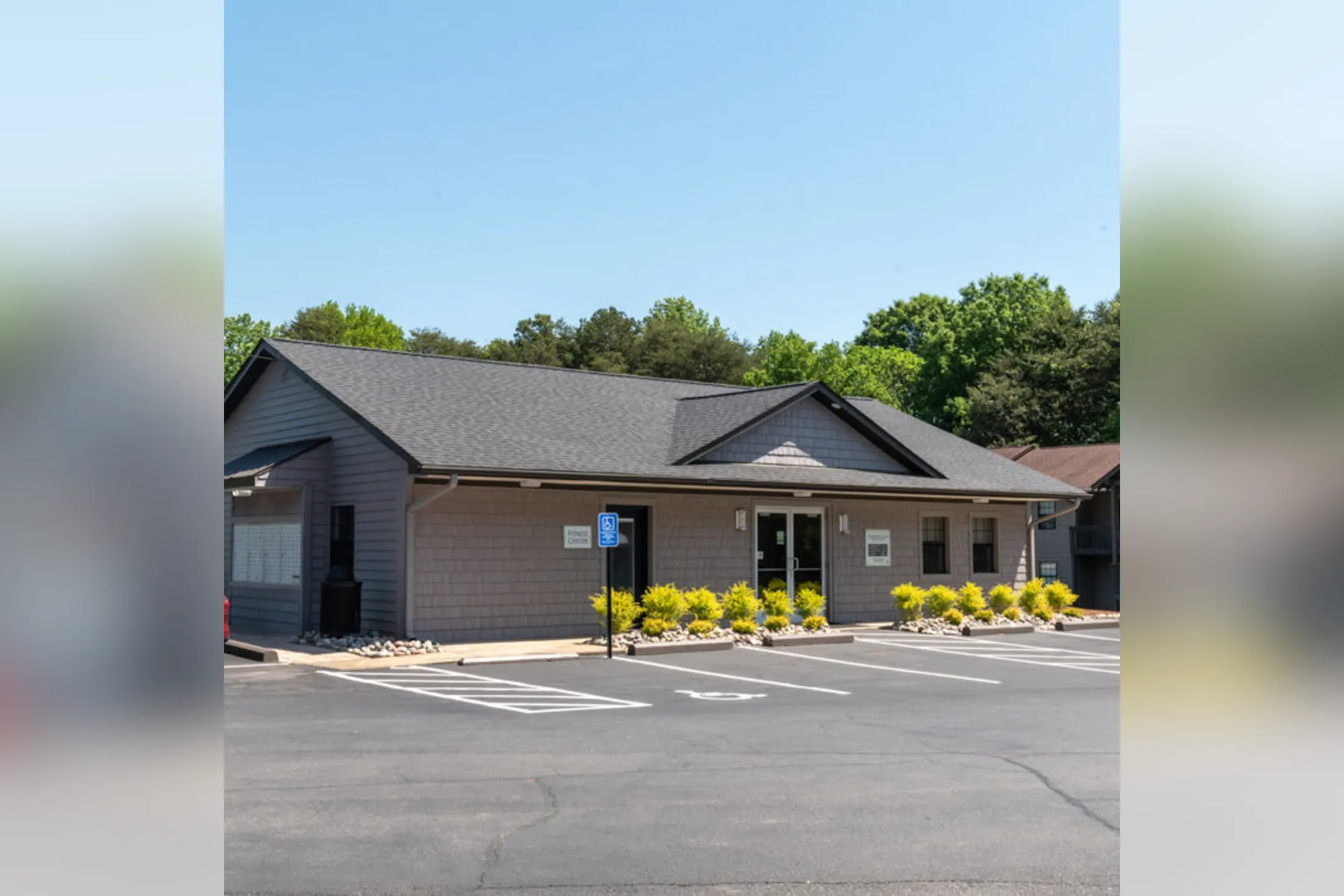 Country Club Apartments 900 W Wilson Ave Mooresville, NC Apartments