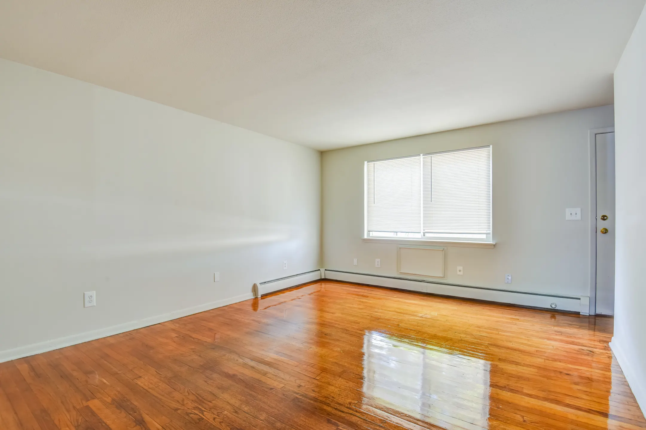 Living Room - Parkside Apartments - Meriden, CT