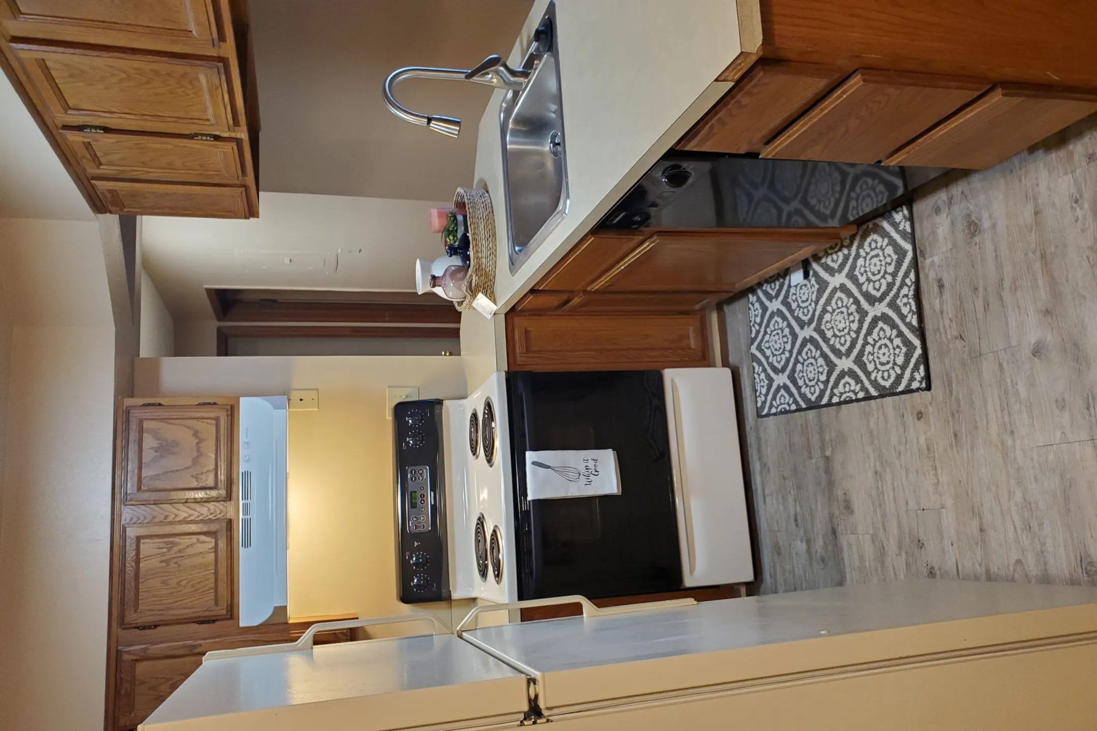 Kitchen - Victoria Inn Apartments - Longmont, CO