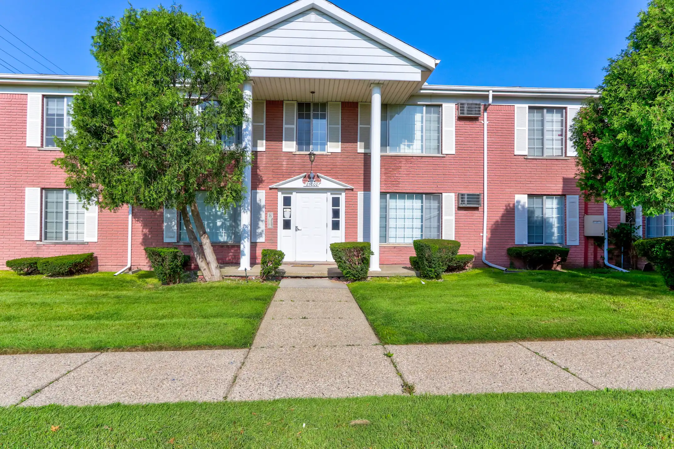 Centerline Plaza Apartments Center Line, MI 48015