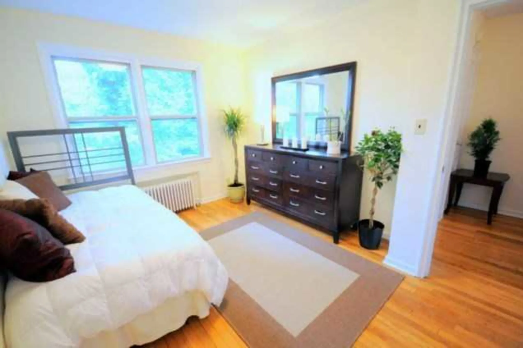 Bedroom - Warren J. Lockwood Village - Roselle, NJ