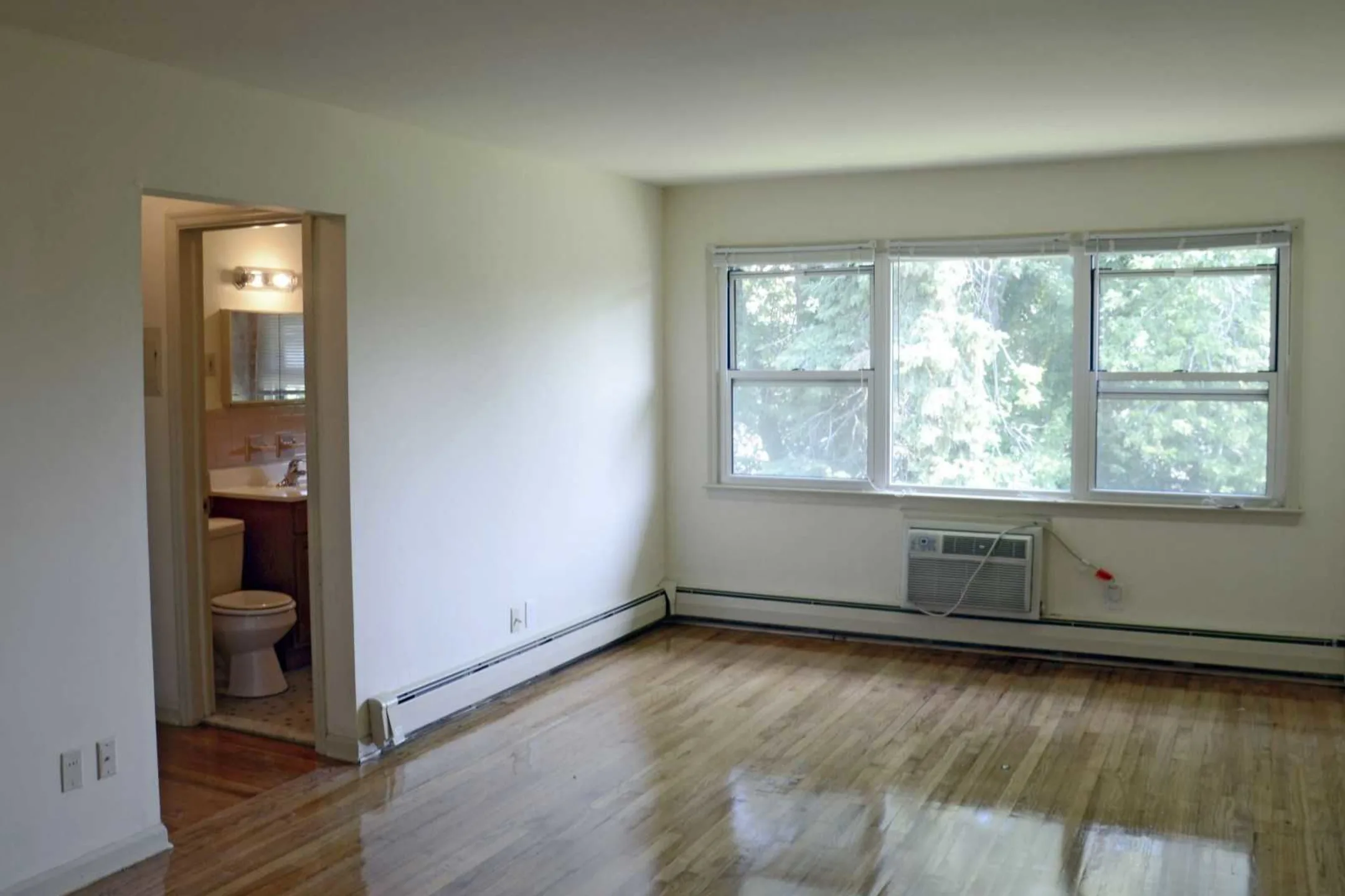 Living Room - Lynn York Apartments - Irvington, NJ