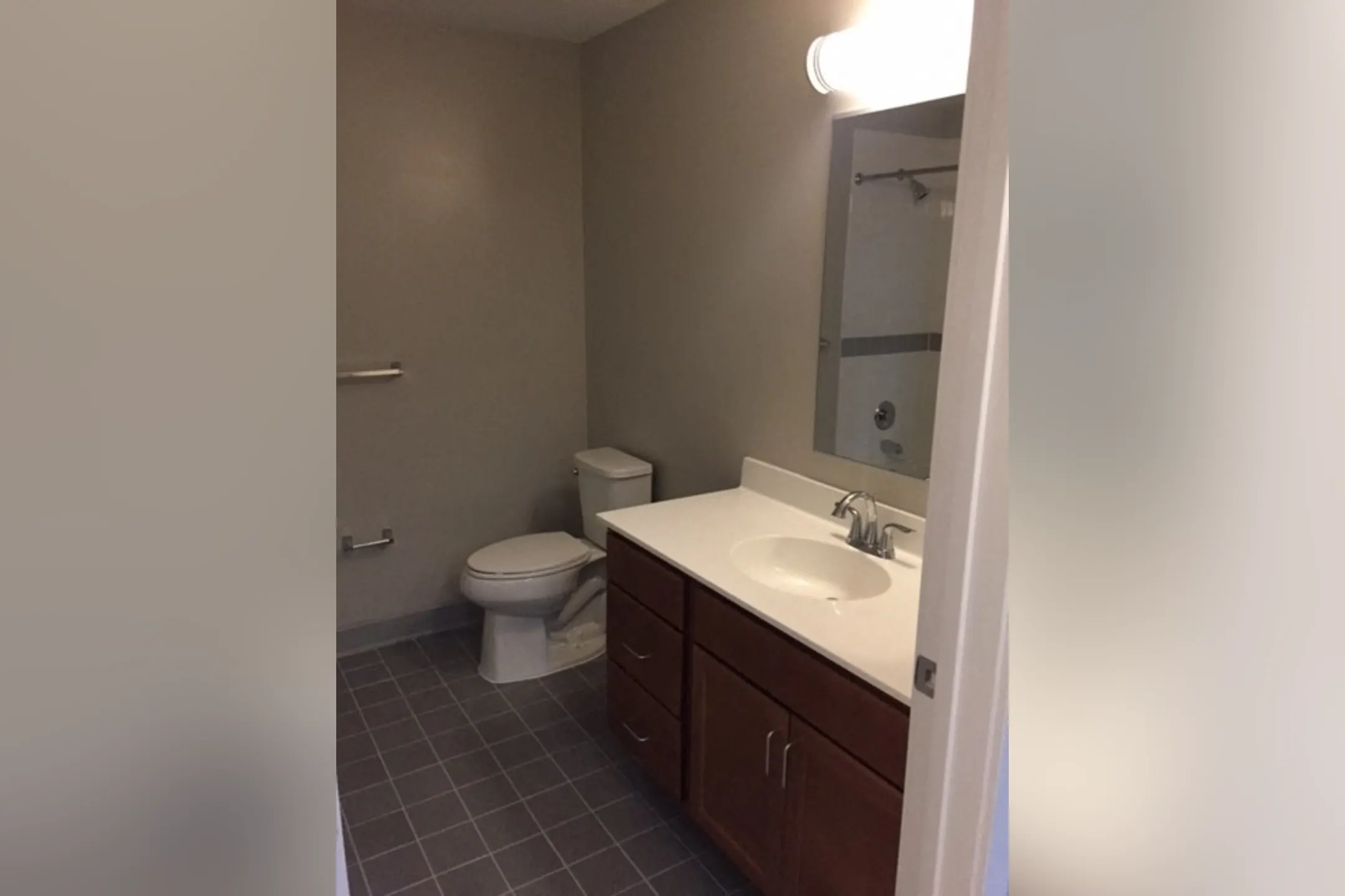 Bathroom - Jackson Crossing - Alexandria, VA