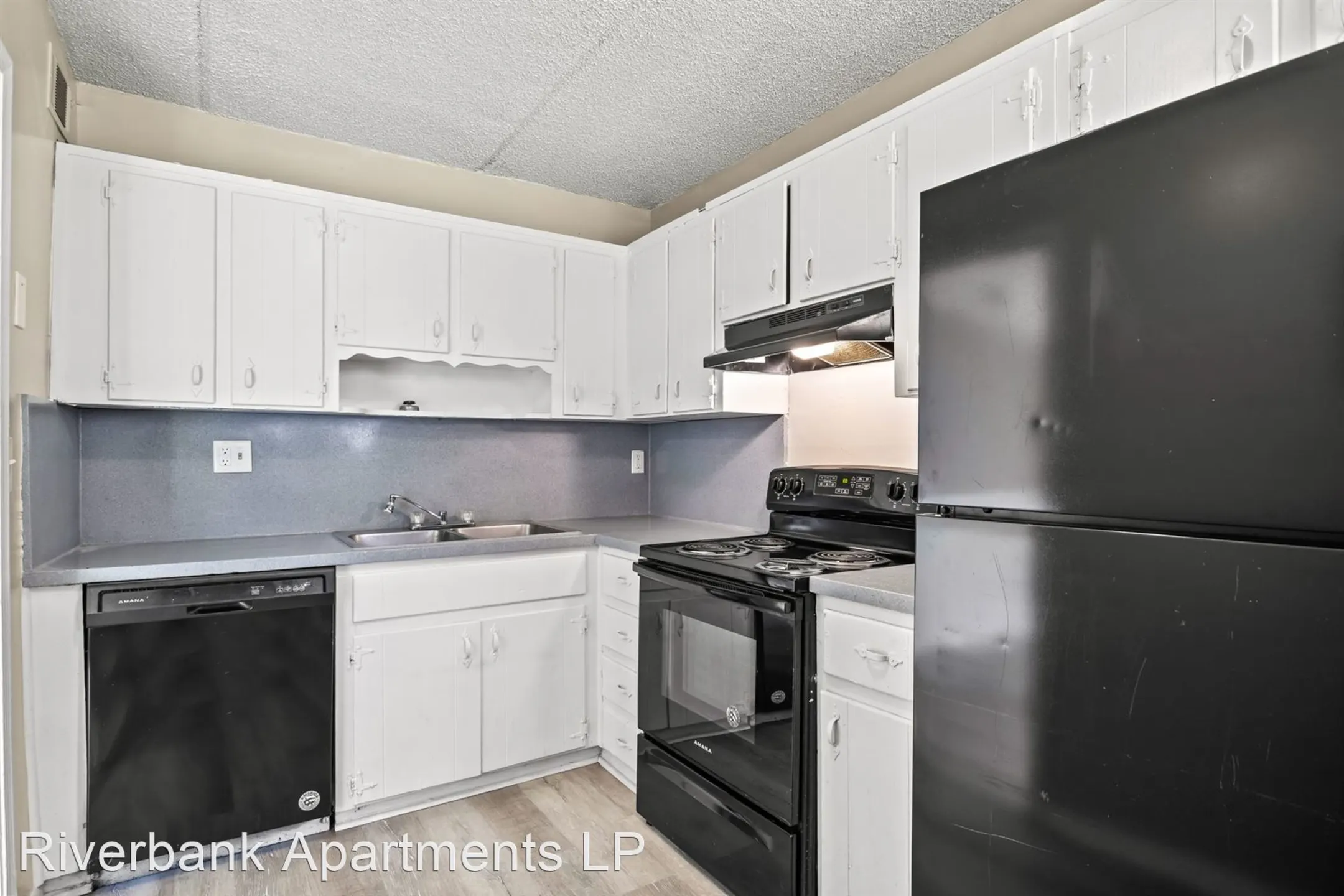 Kitchen - Riverbank Apartment Homes - Jacksonville, FL