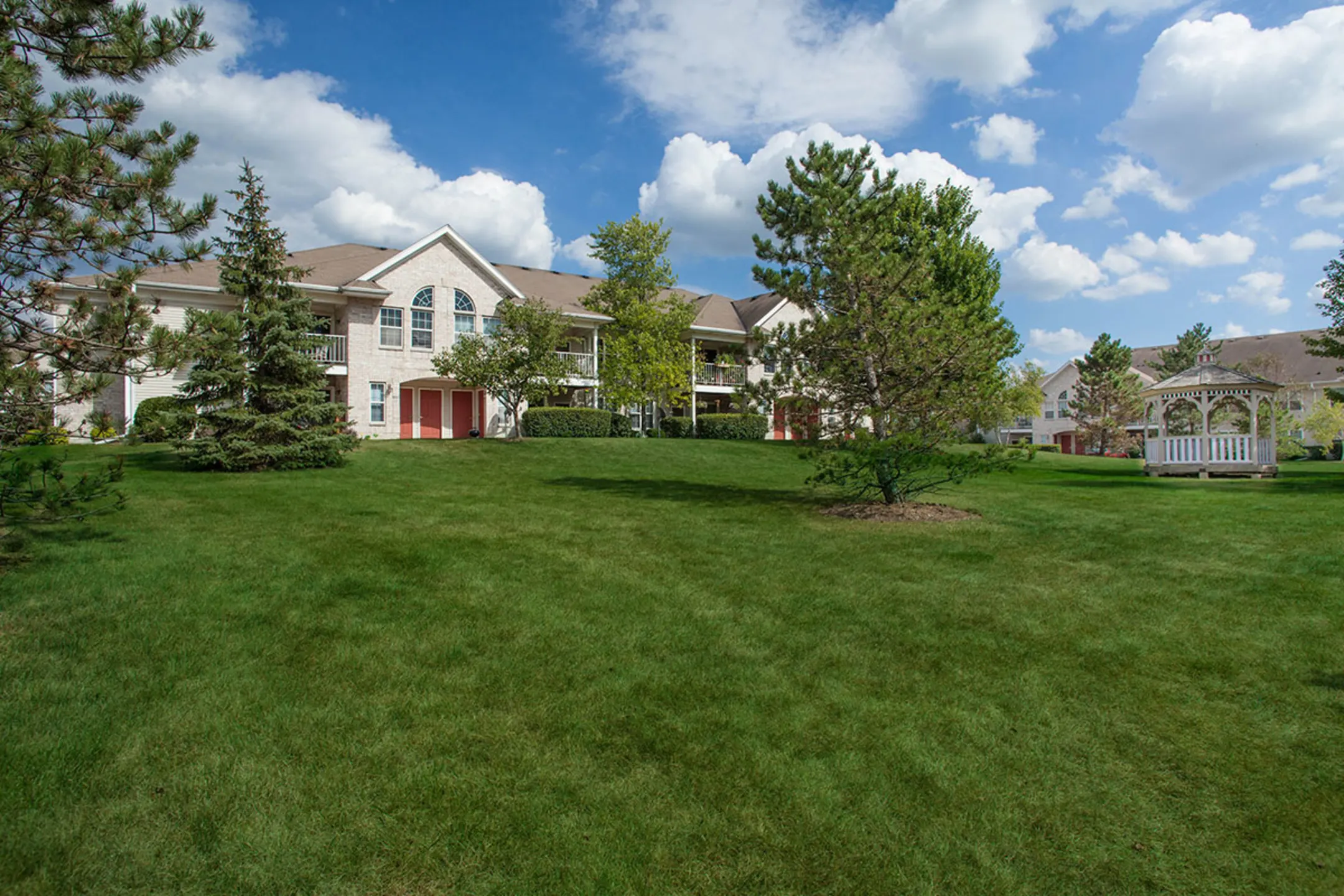 Whispering Ponds Apartments 1629 E Sunset Dr Waukesha, WI