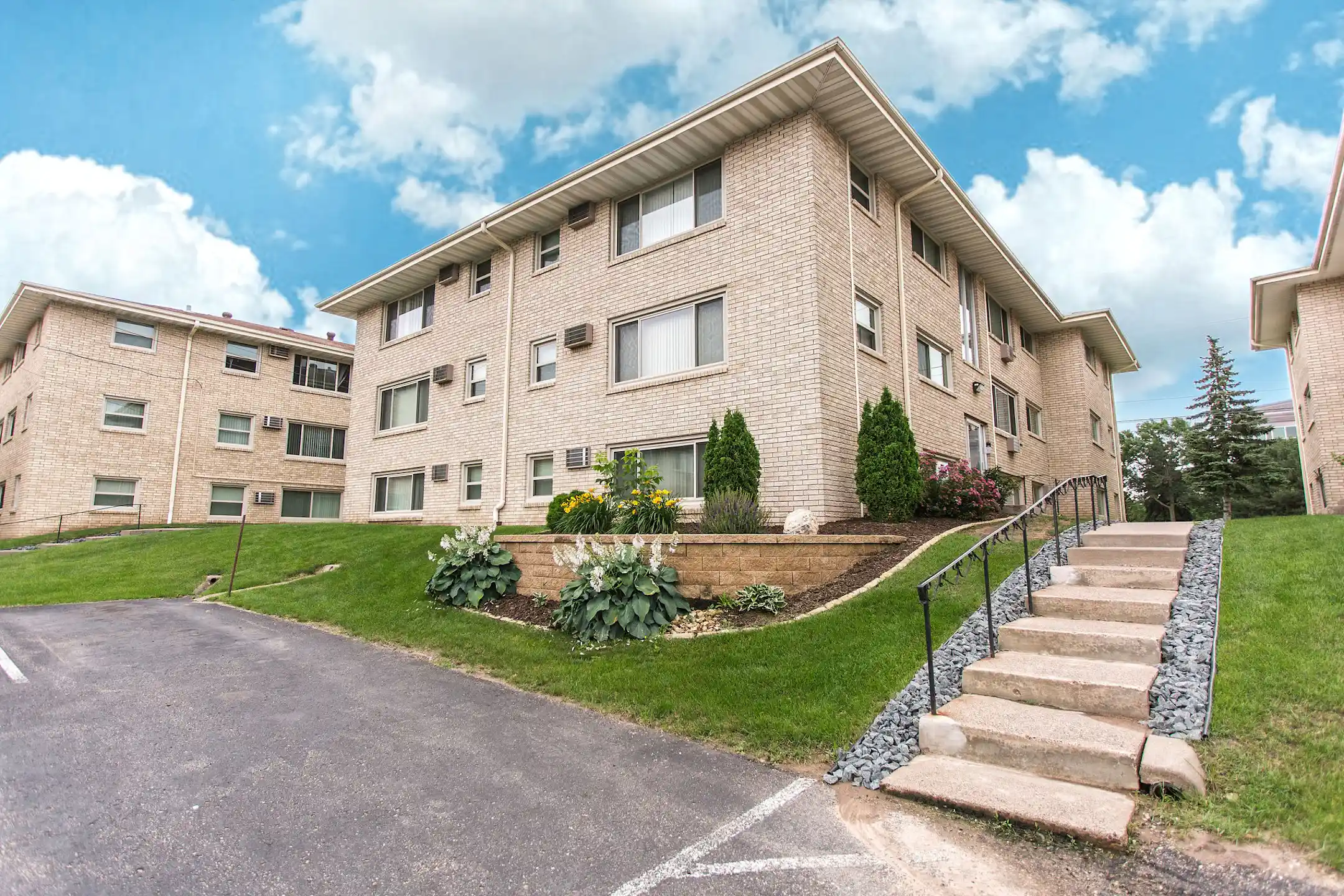 2M Apartments 705 McKnight Rd. N Saint Paul, MN Apartments for Rent
