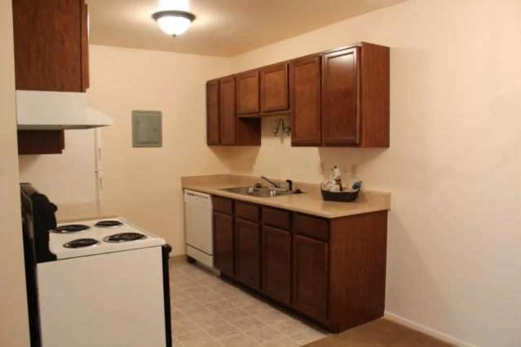 Kitchen - Westgate Village Apartments - Cheyenne, WY