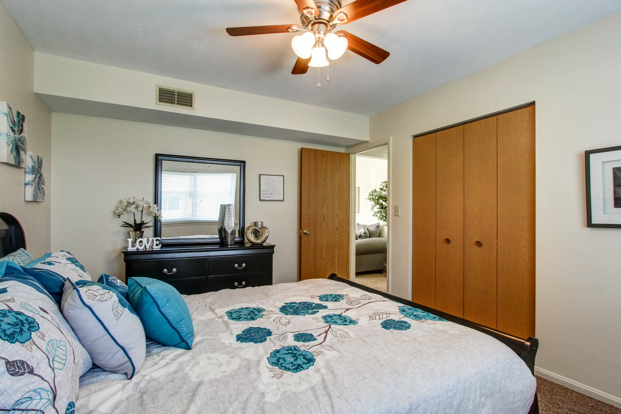 Bedroom - Cambridge Square Apartments - Youngstown, OH