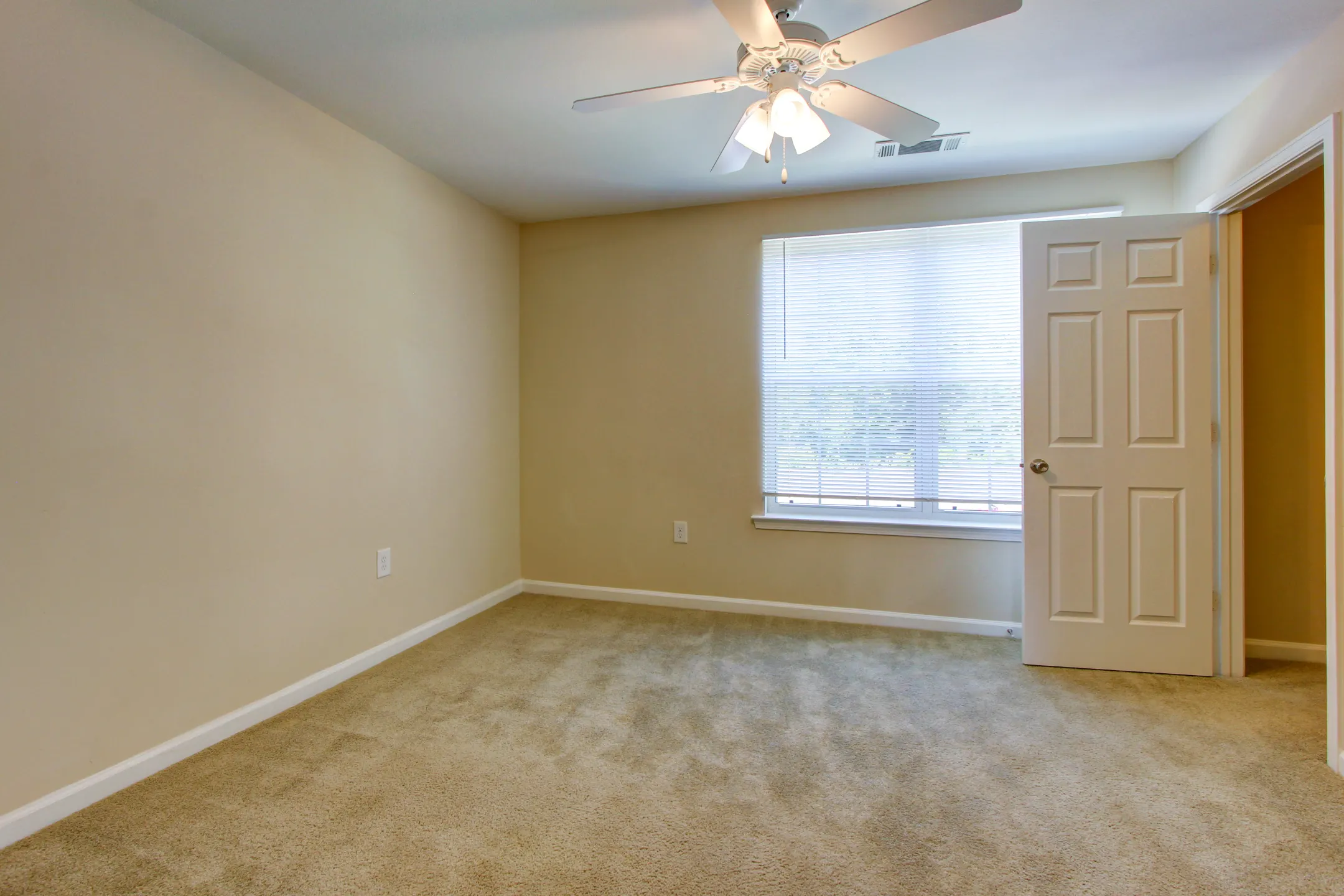 Killian Lakes Apartments & Townhomes - 1800 Killian Lakes Dr | Columbia ...