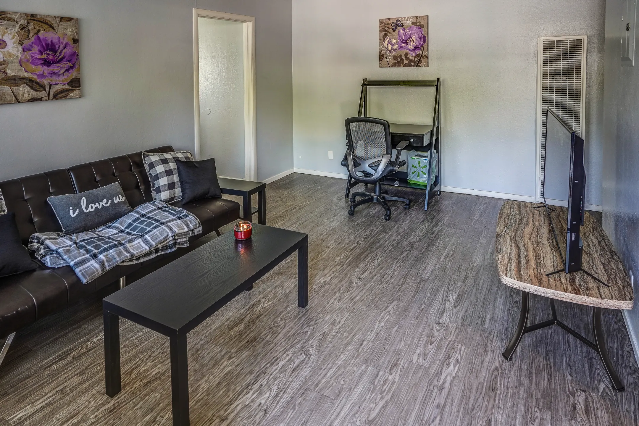 Living Room - Sur Apartments - Sacramento, CA