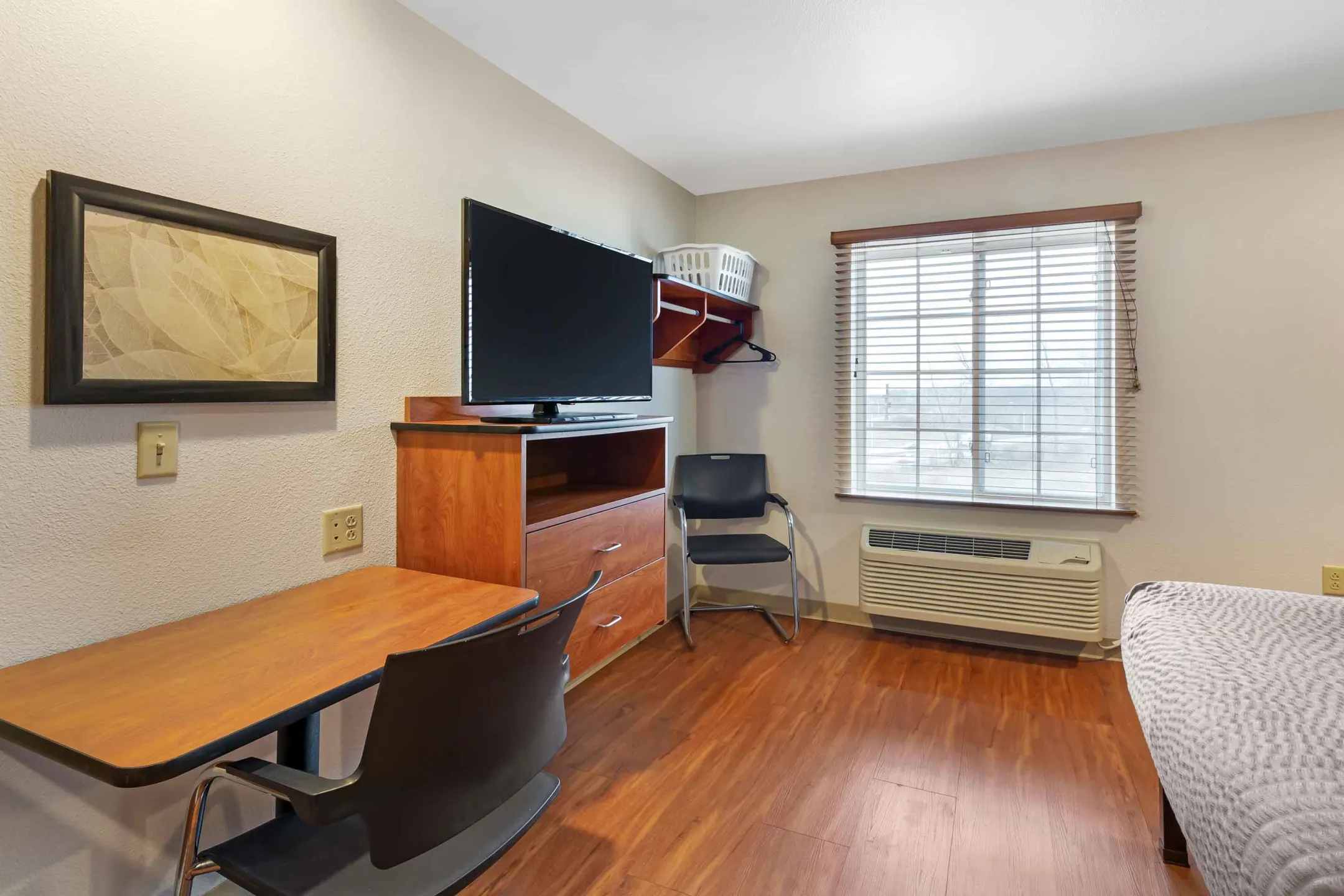 Living Room - Furnished Studio - Cleveland - Airport - Cleveland, OH