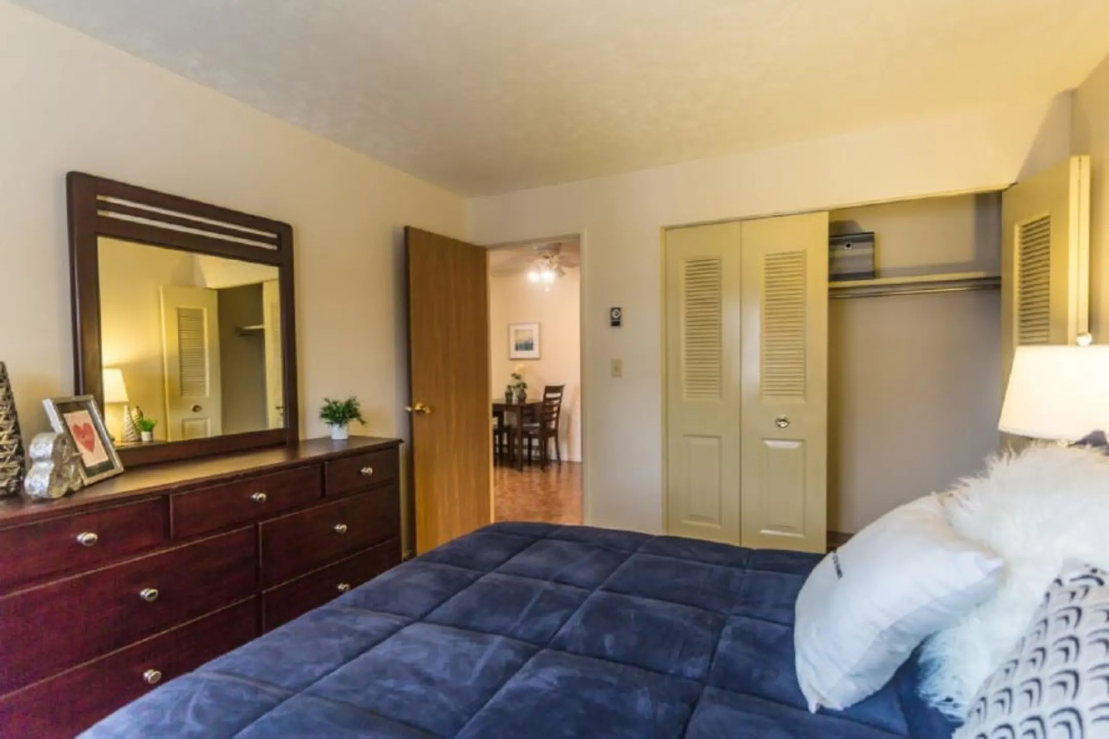 Bedroom - Peppertree Apartments - Niles, OH