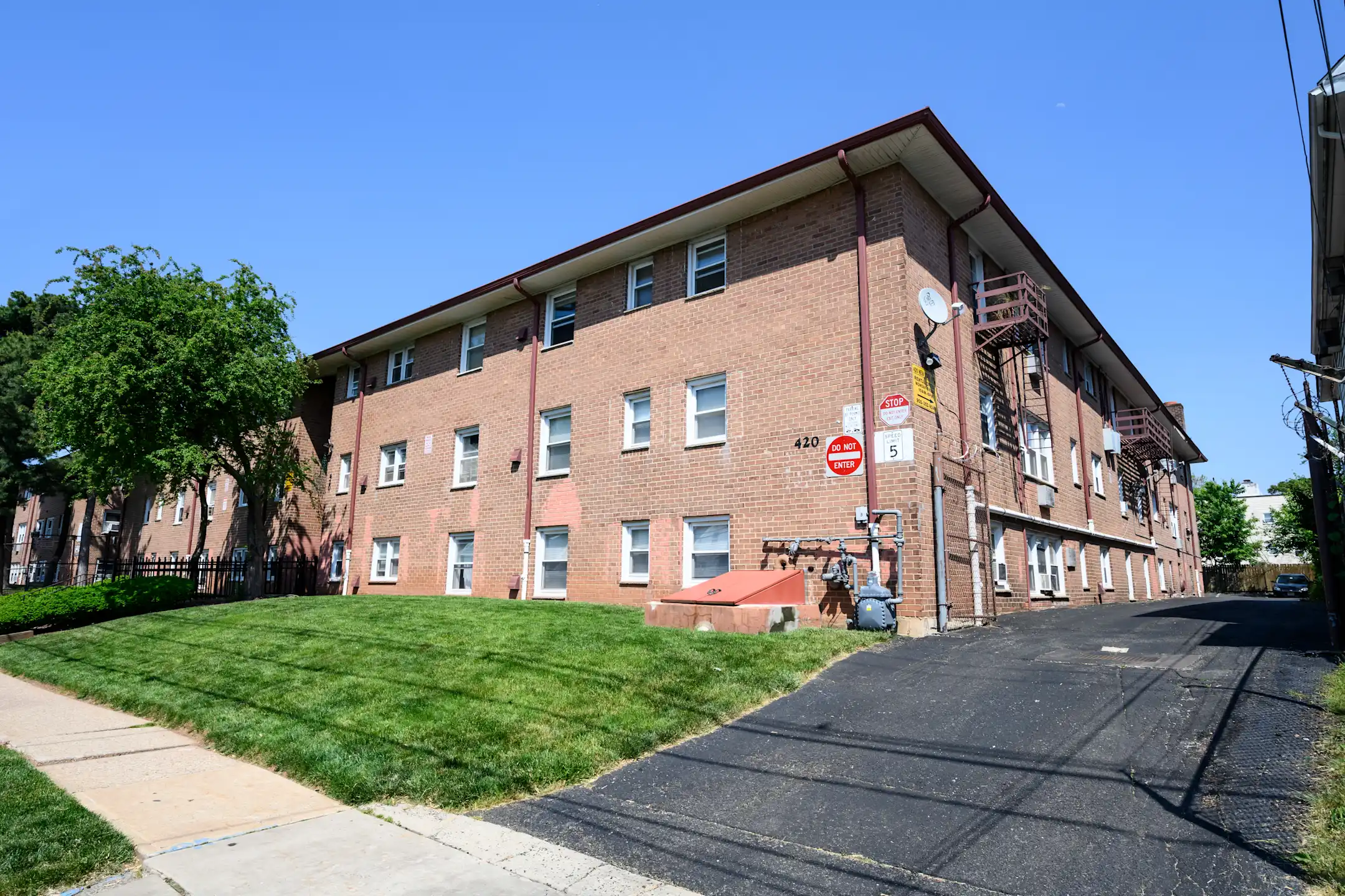 Building - Rosehill Gardens - Elizabeth, NJ