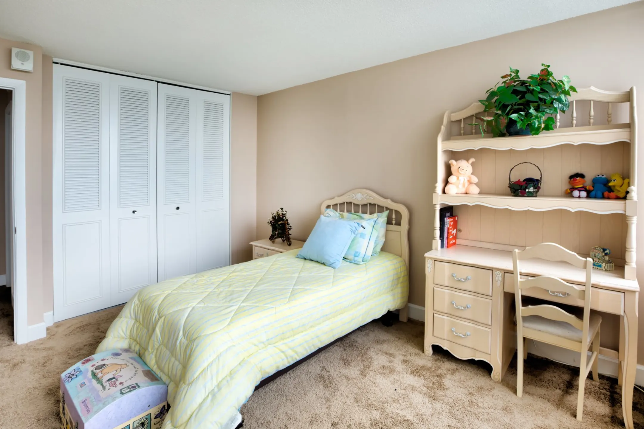 Bedroom - Lake Park Tower Apartments - Cleveland, OH