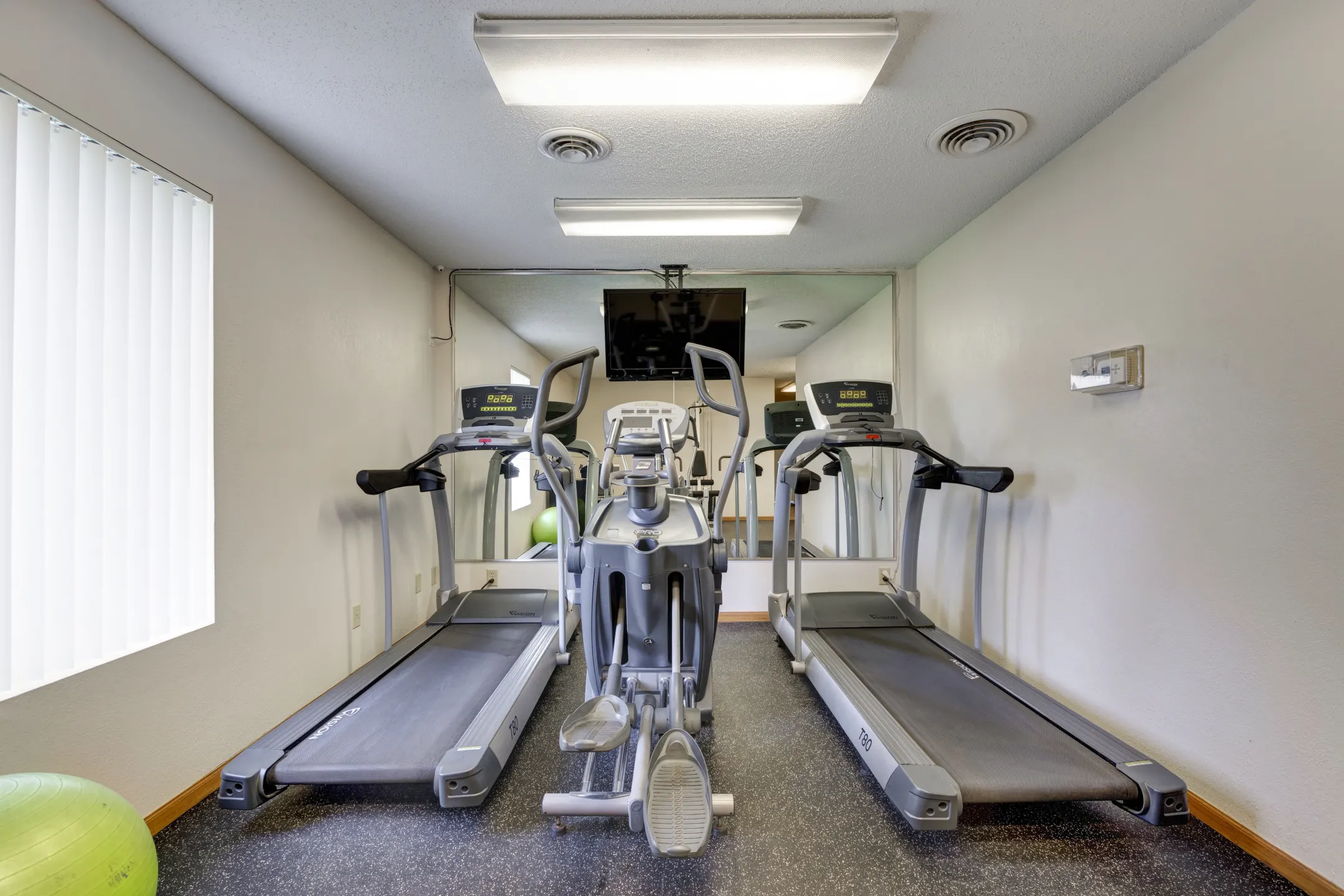 Fitness Weight Room - Delaware Crossing Apartments - Ankeny, IA