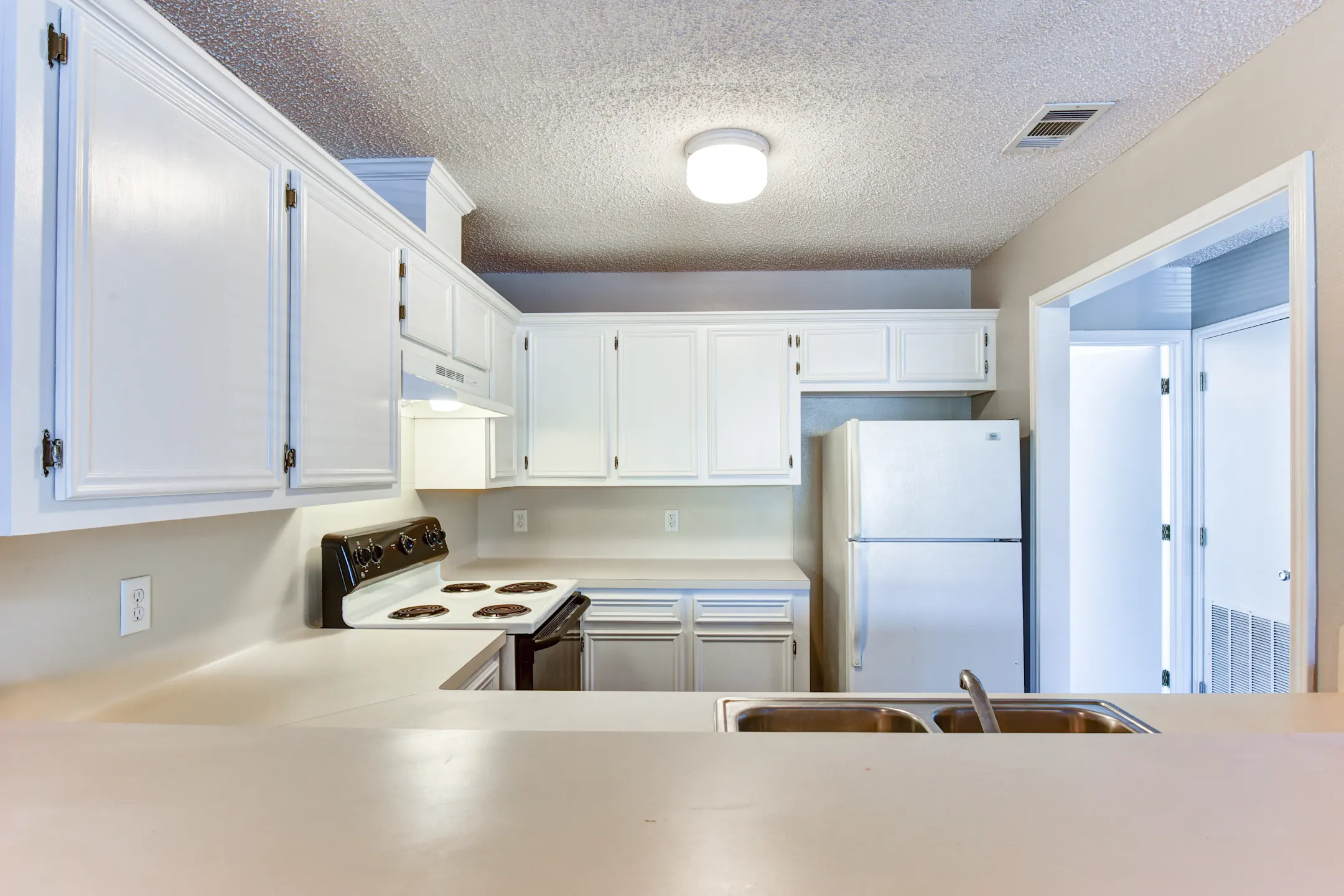 Kitchen - McIntyre Apartments - Edinburg, TX