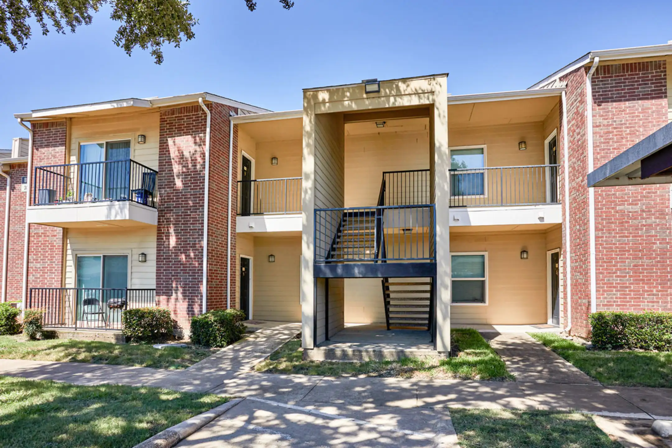 Creekwood Place Apartment Homes 485 Rolling Hills Pl Lancaster, TX