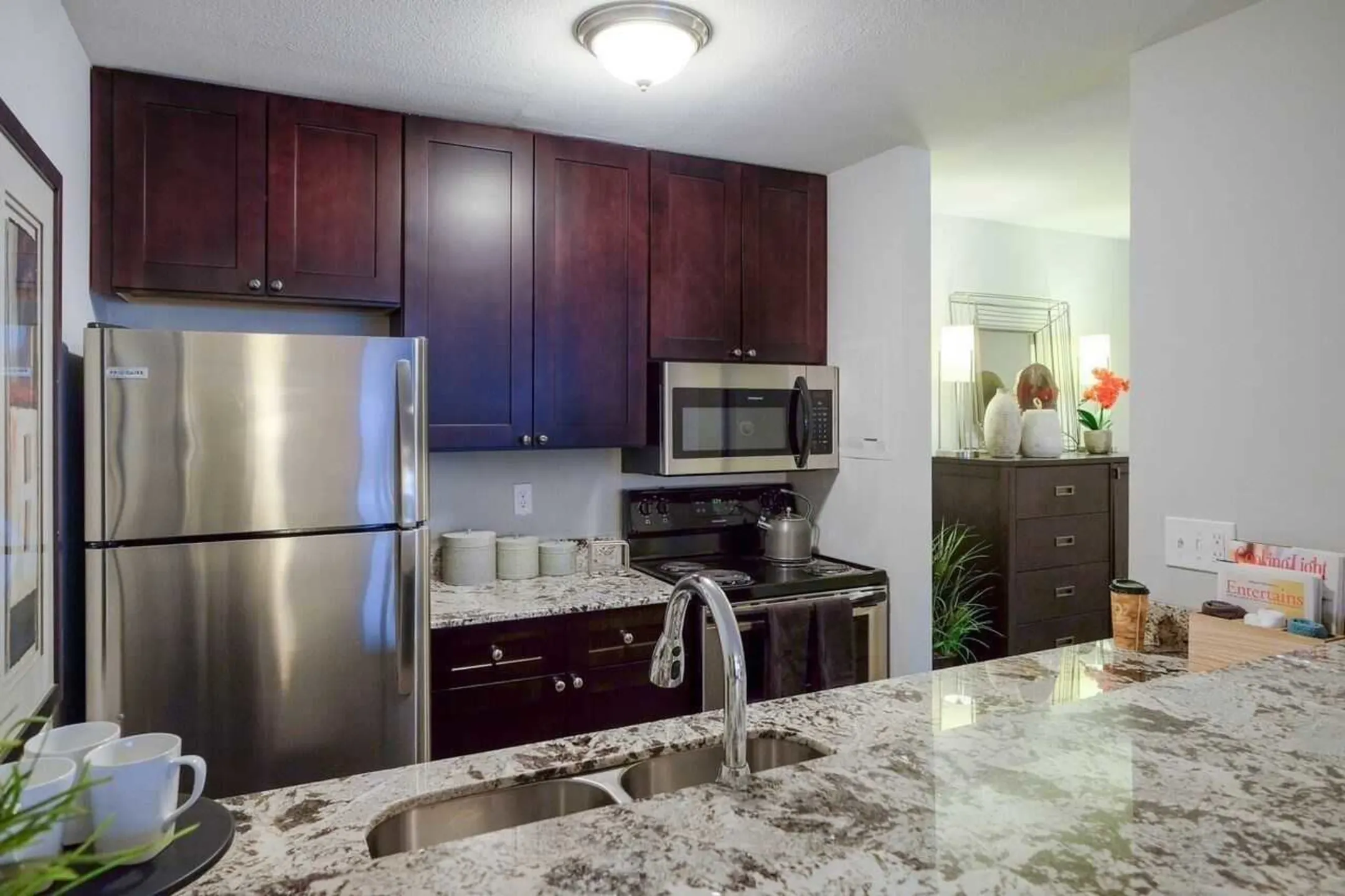 Kitchen - Merriam Park Apartments - Saint Paul, MN