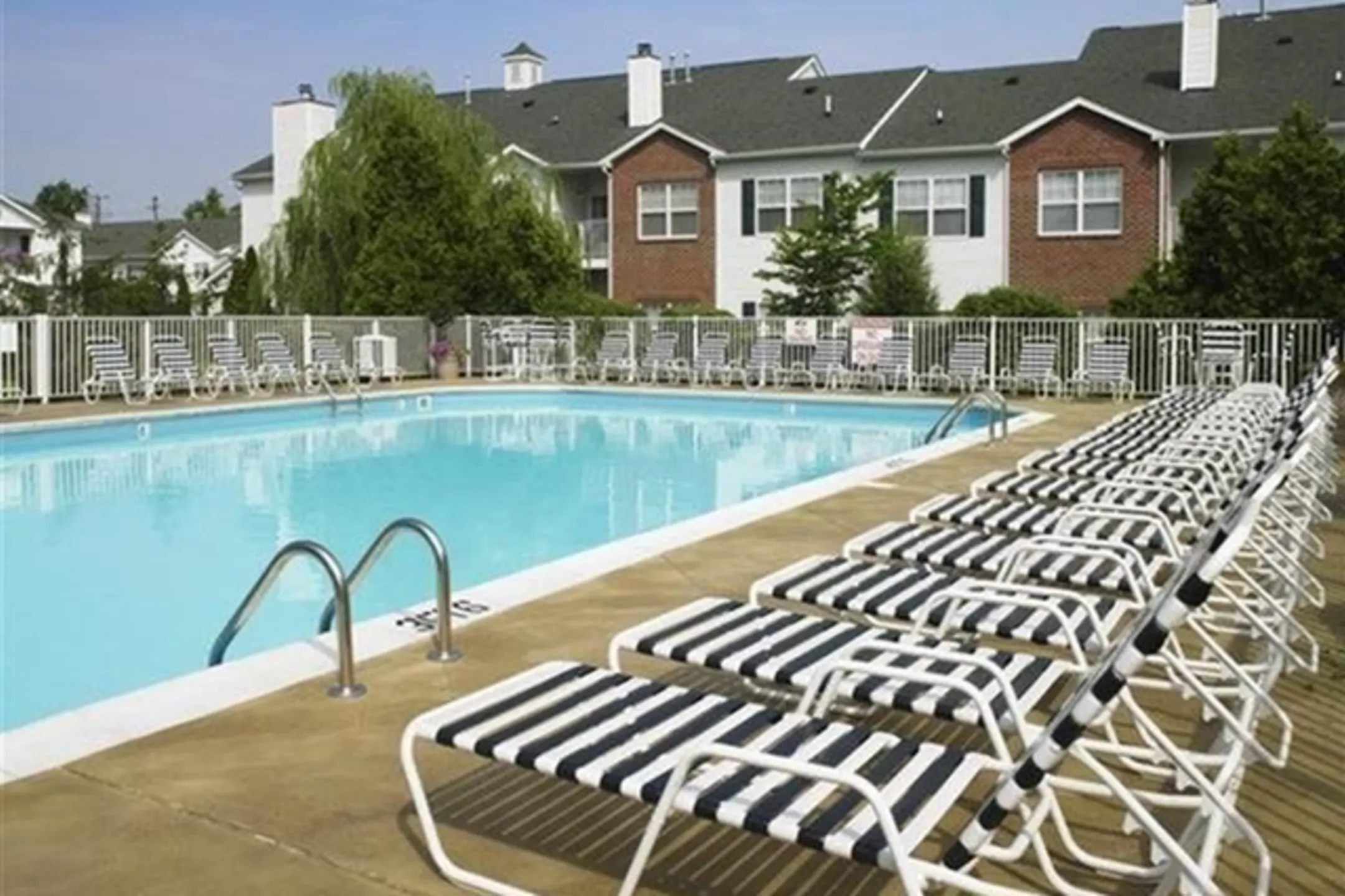 Pool - Colts Run Apartments - Lexington, KY