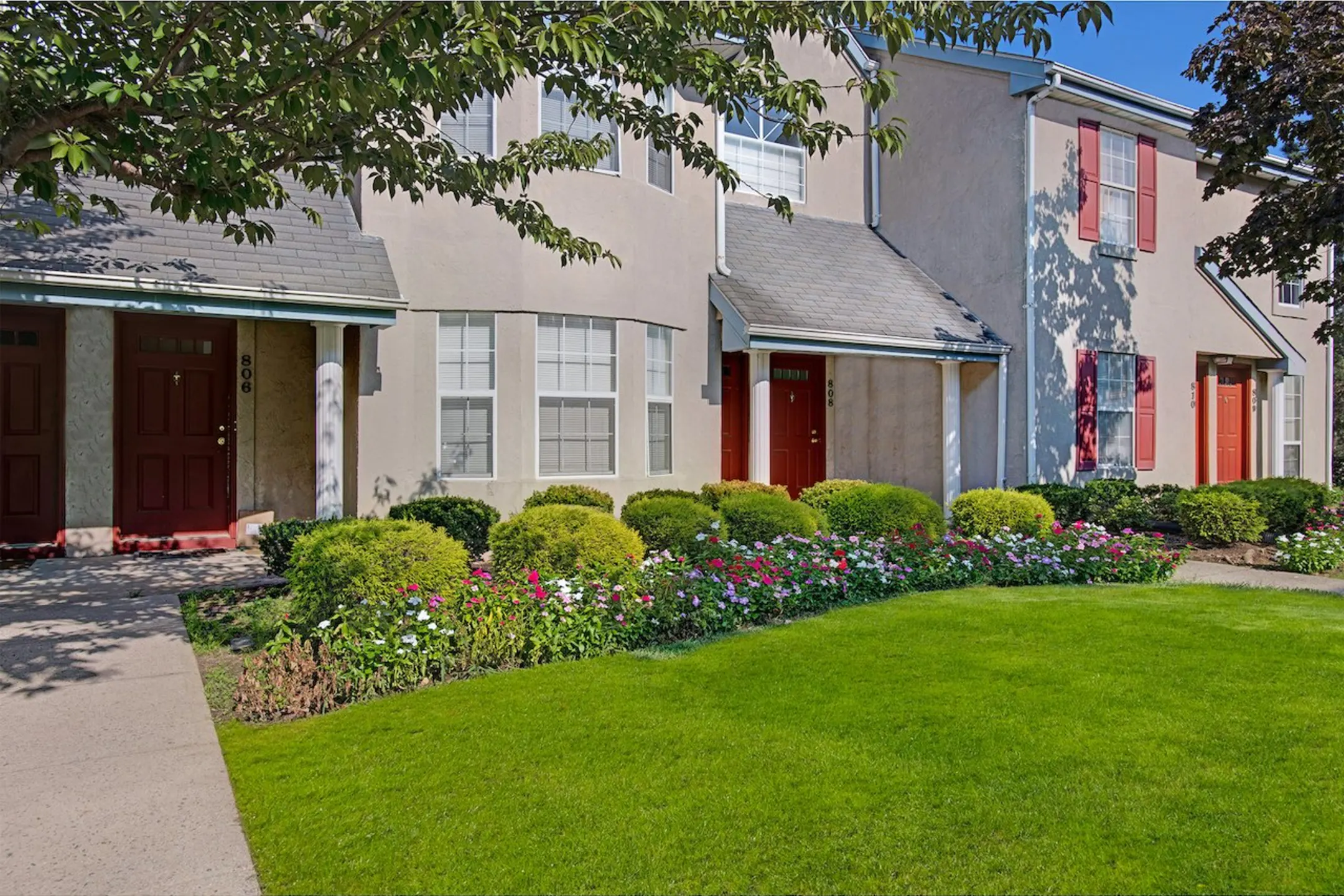 Royal Oaks East Garden 701 Royal Oaks Ct Monmouth Junction, NJ