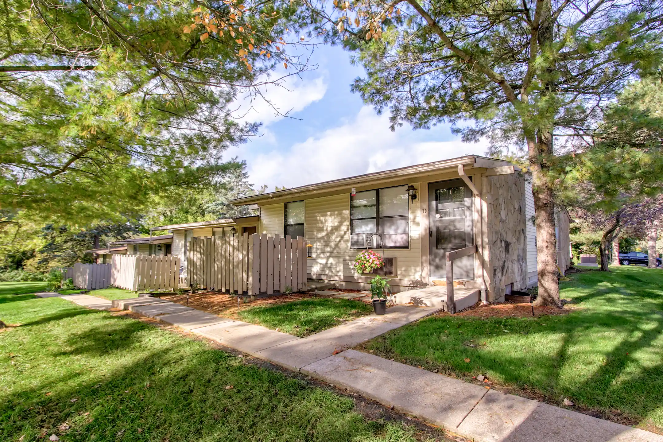 Forest View Apartments 1727 Montgomery Ct Haslett, MI Apartments