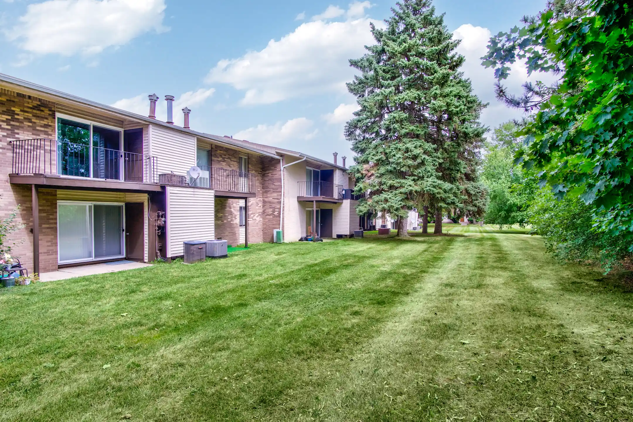 Camelot Apartments 2982 Washtenaw Rd Ypsilanti, MI Apartments for