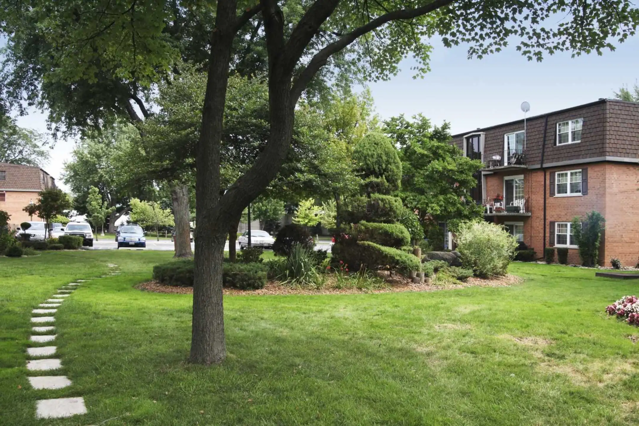 Building - Chateau Royale Apartments - Worth, IL