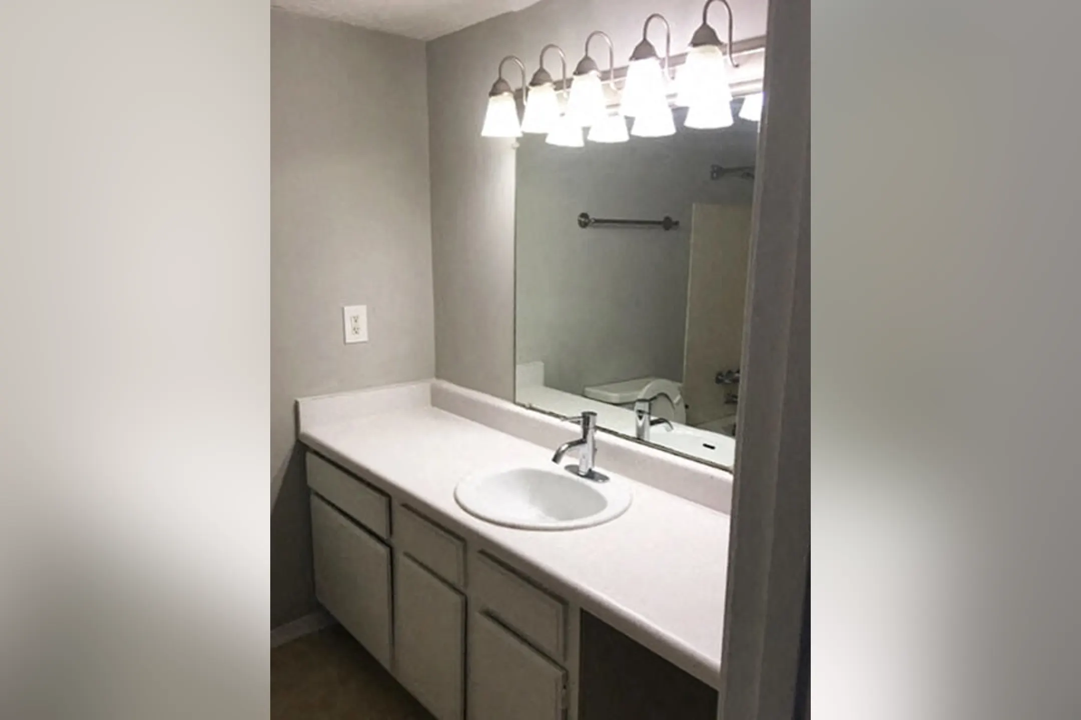 Landmark Apartments - 211 N Hills St | Meridian, MS Apartments for Rent 