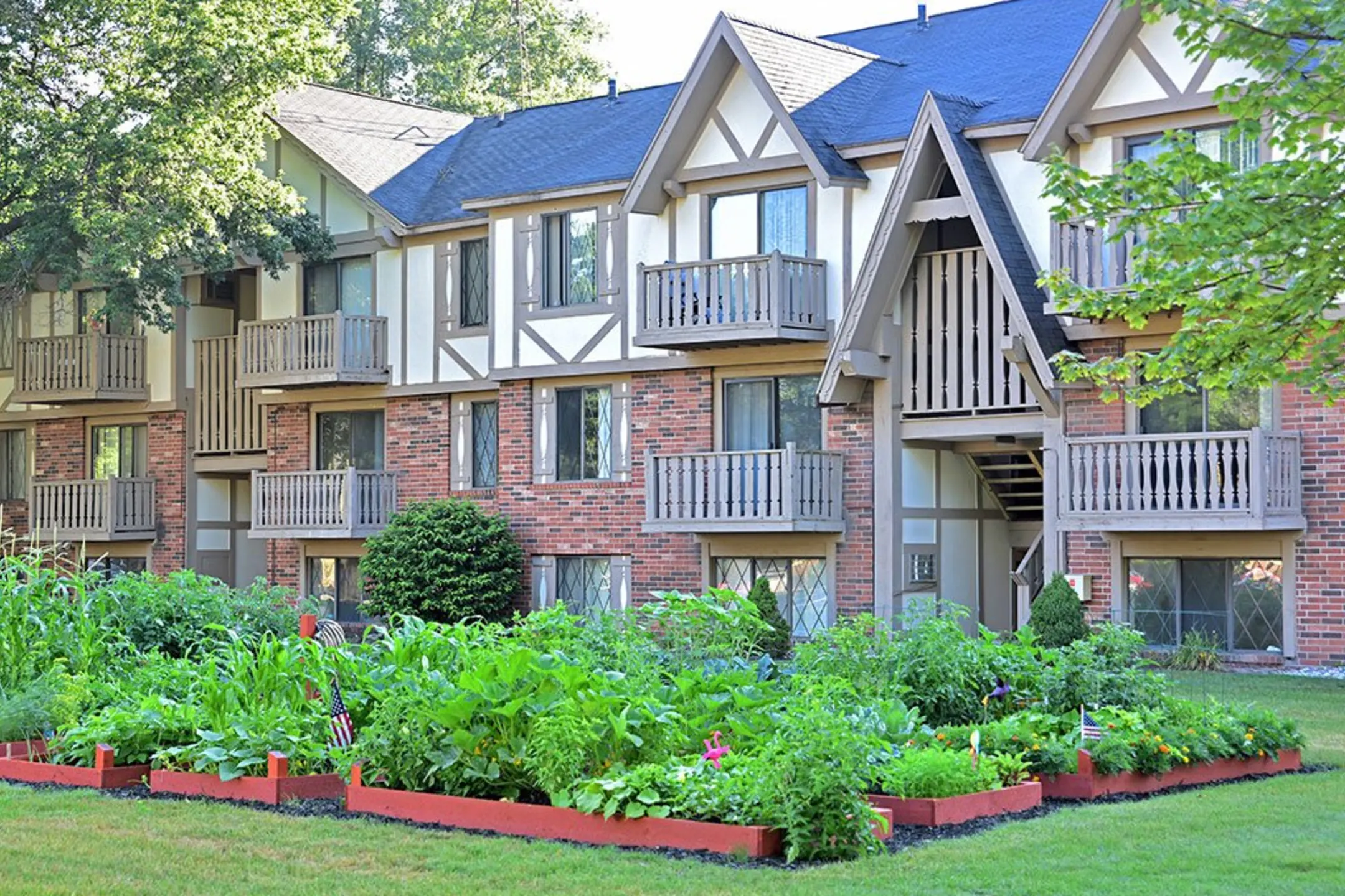 Woodland Place Apartments 4512 N Saginaw Rd Midland, MI Apartments