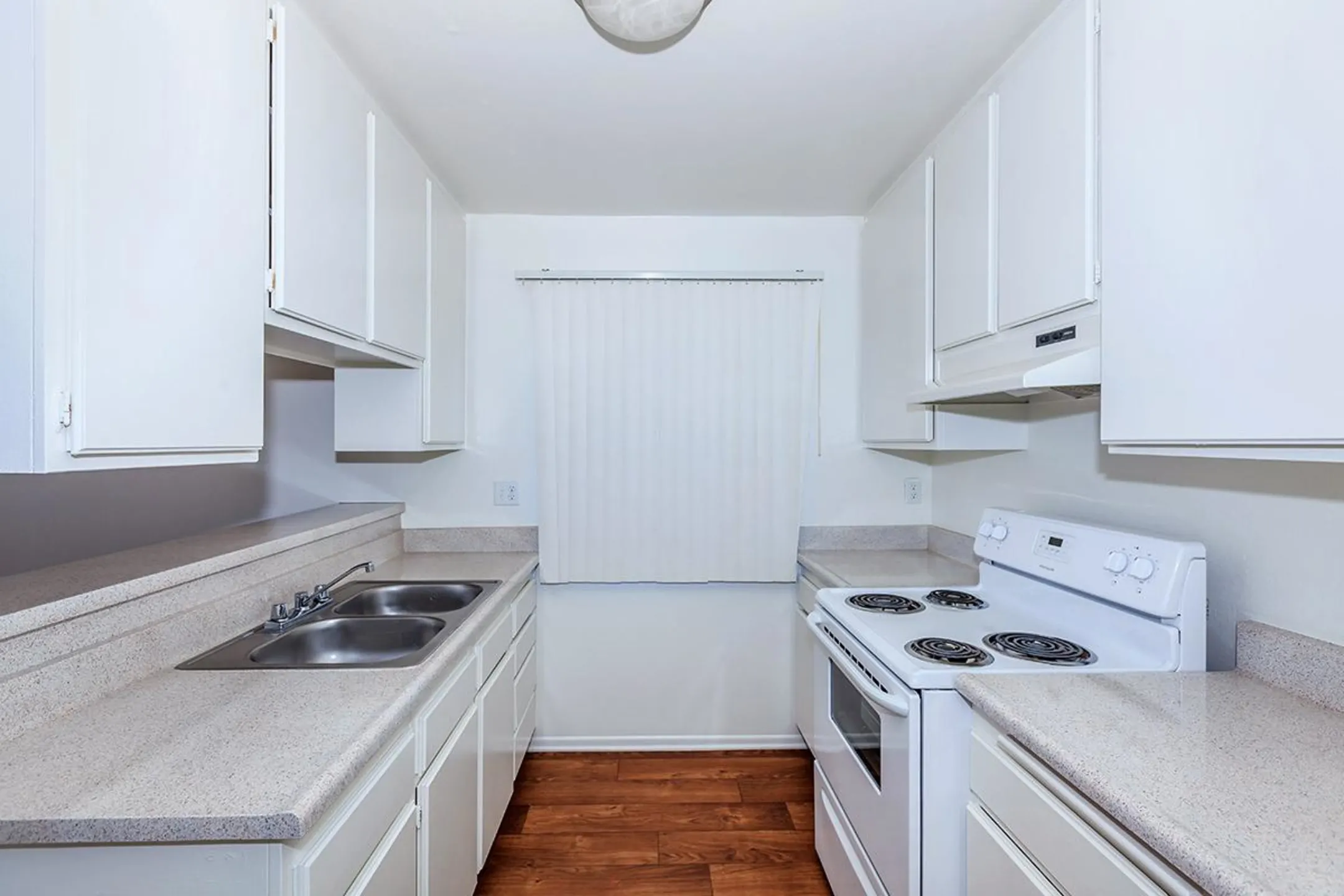 Kitchen - Pacific View Apartment Homes - Long Beach, CA