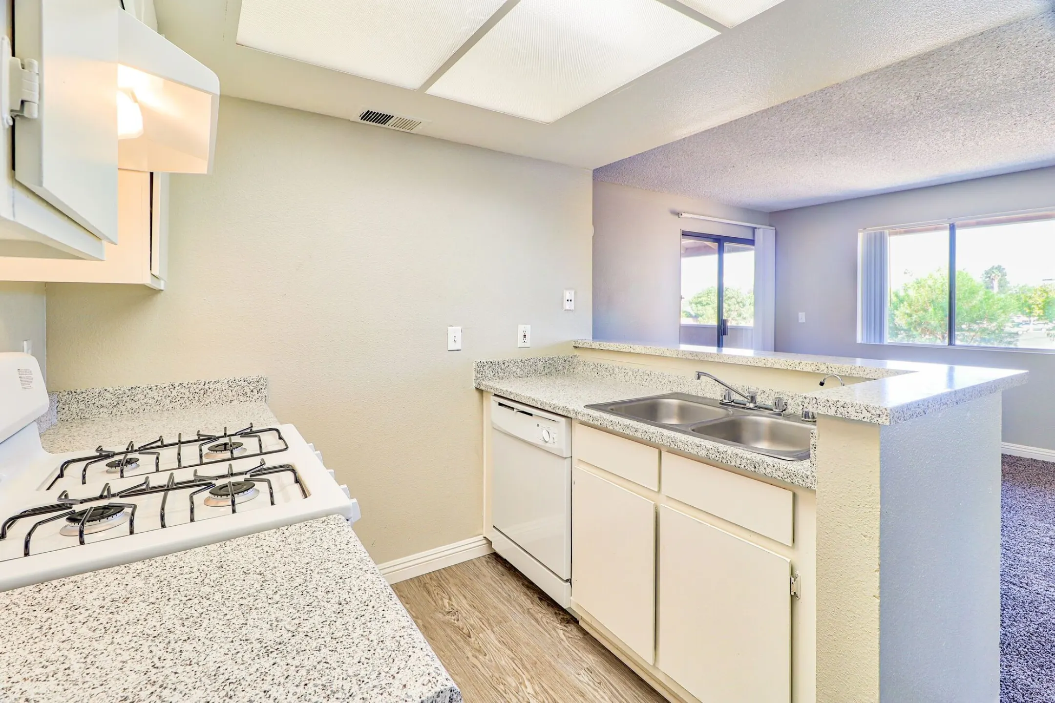 Kitchen - Cerro Vista Apartments - Riverside, CA