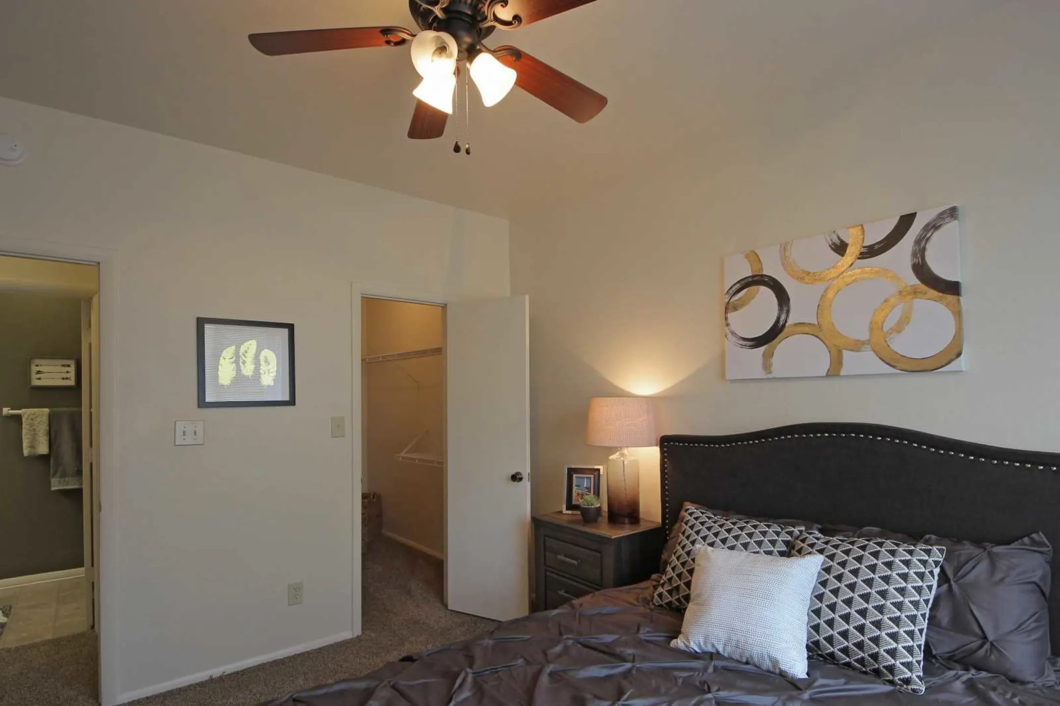 Bedroom - Sheridan Pond Apartments And Guest Suites - Tulsa, OK