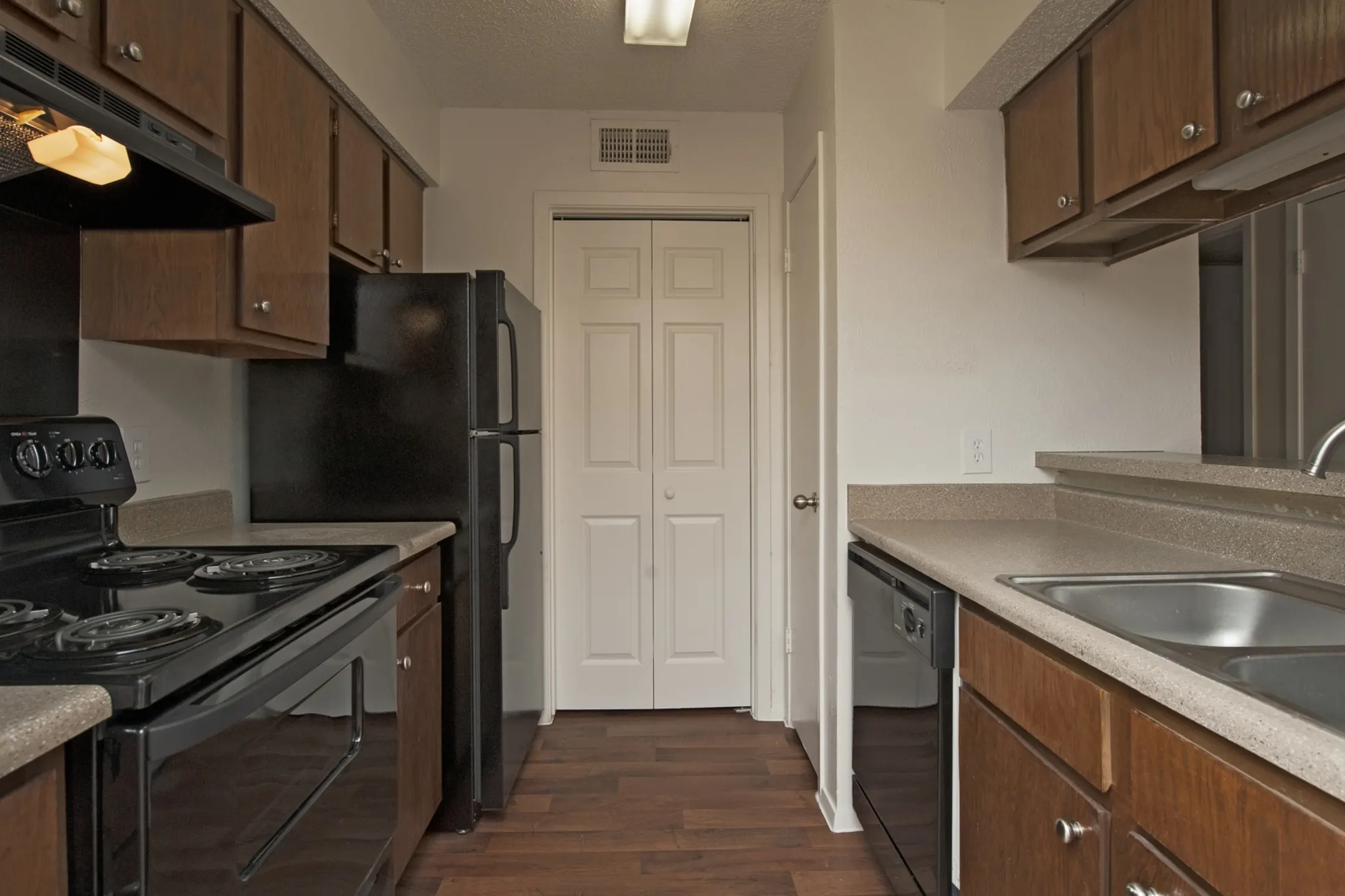 Kitchen - Trinity Mills Apartments - Carrollton, TX