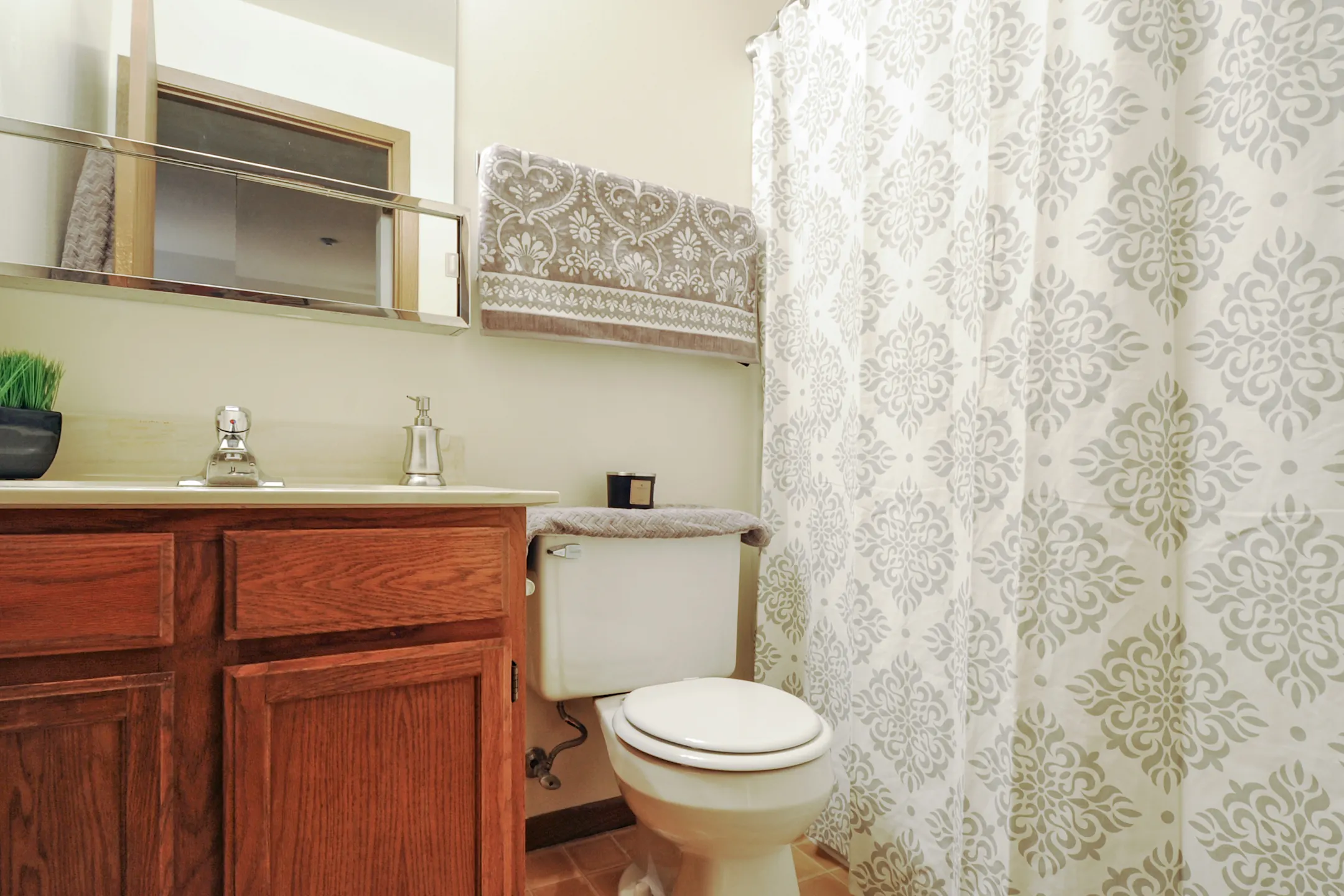 The Edgerton 4909 W Edgerton Ave Greenfield, WI Apartments for Rent