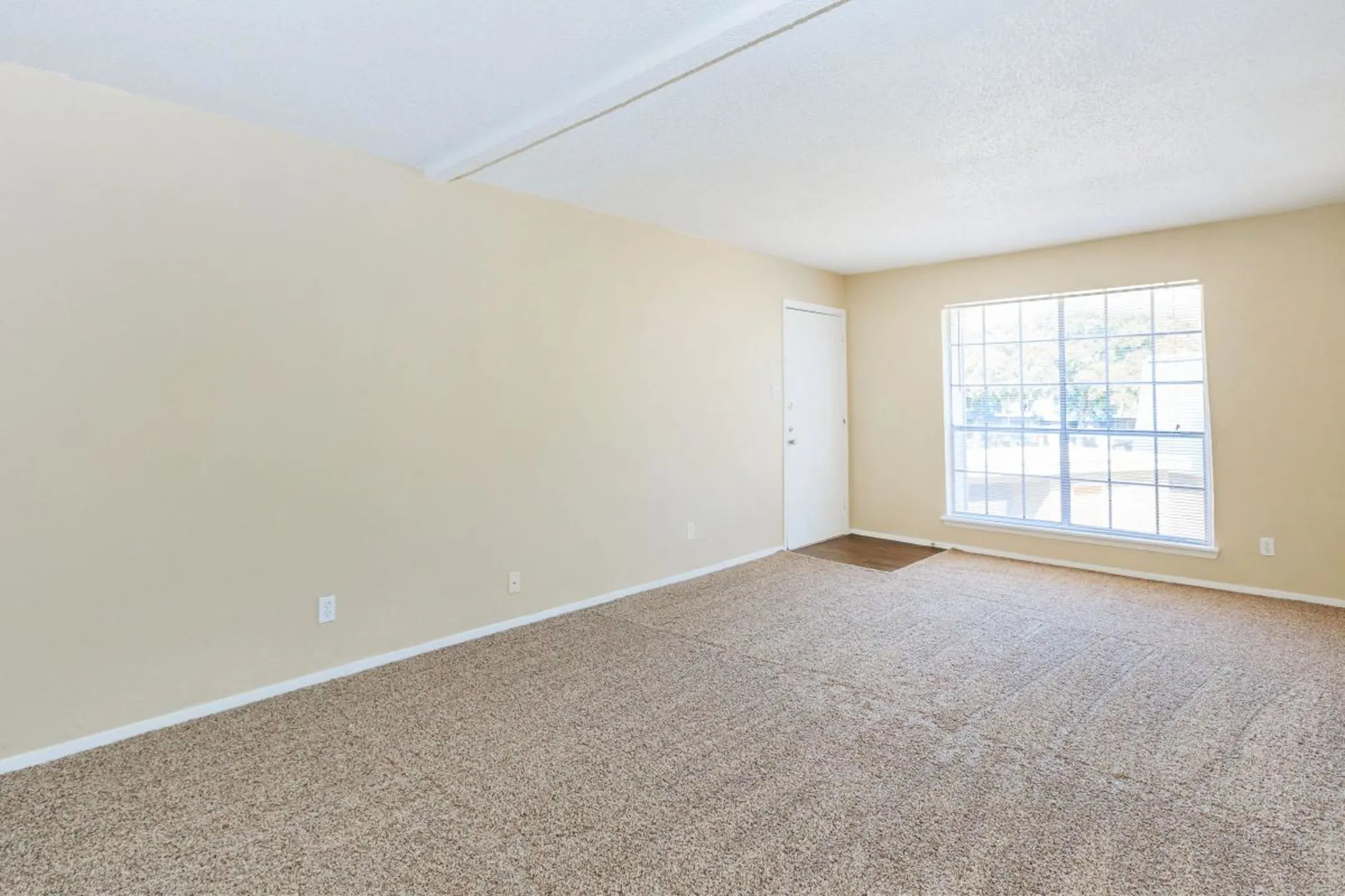 Living Room - Waterford Glen - Wichita Falls, TX