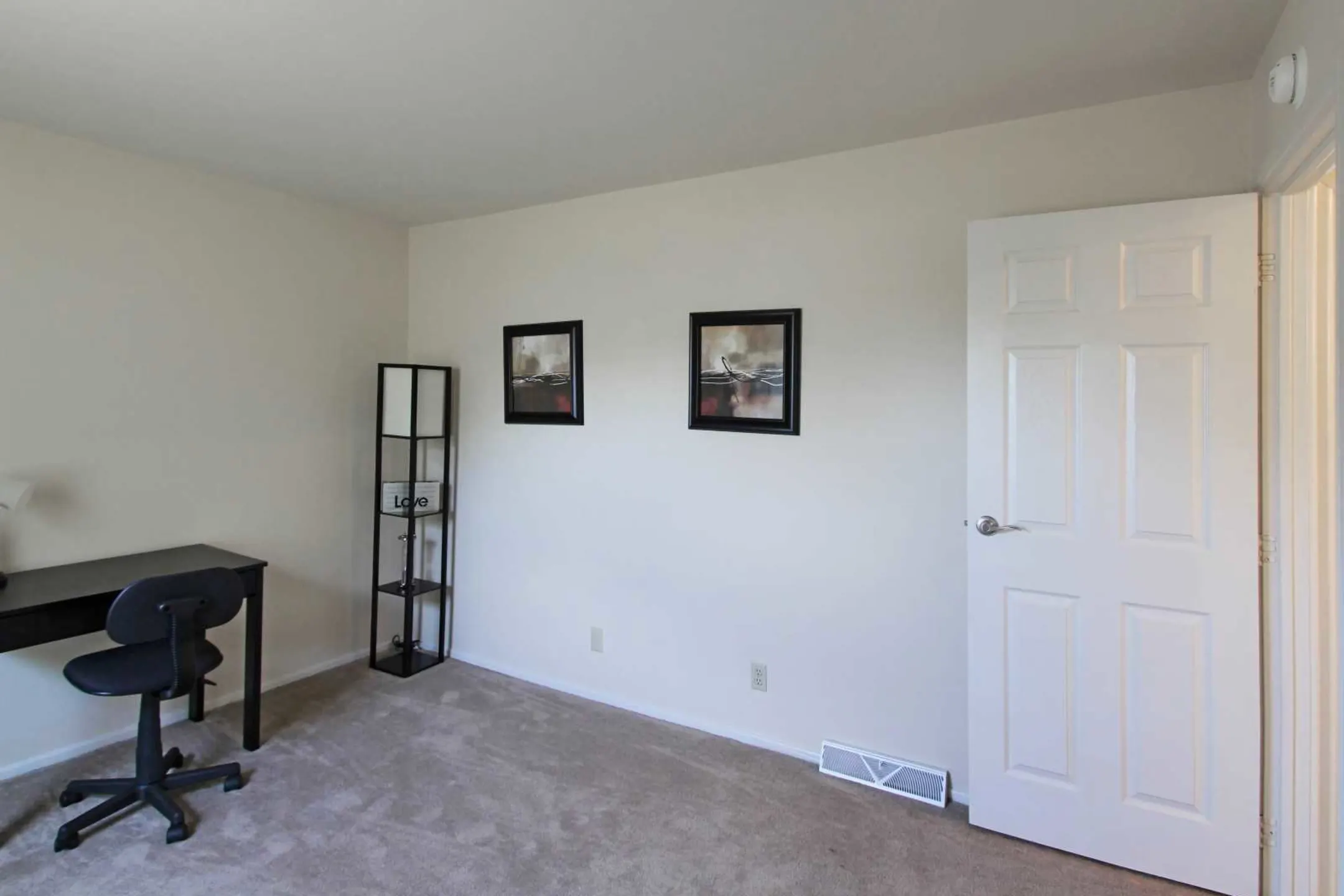 Bedroom - River Run Apartments - Warren, OH