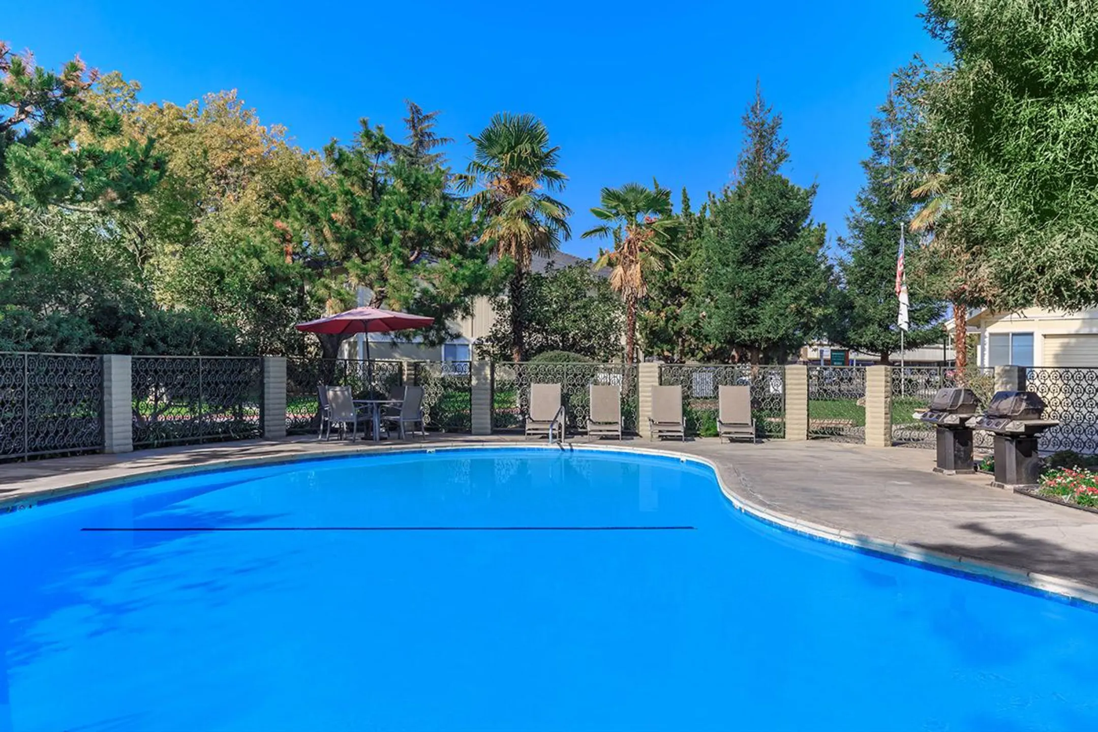 Parkwood Apartments - Fresno, CA 93726