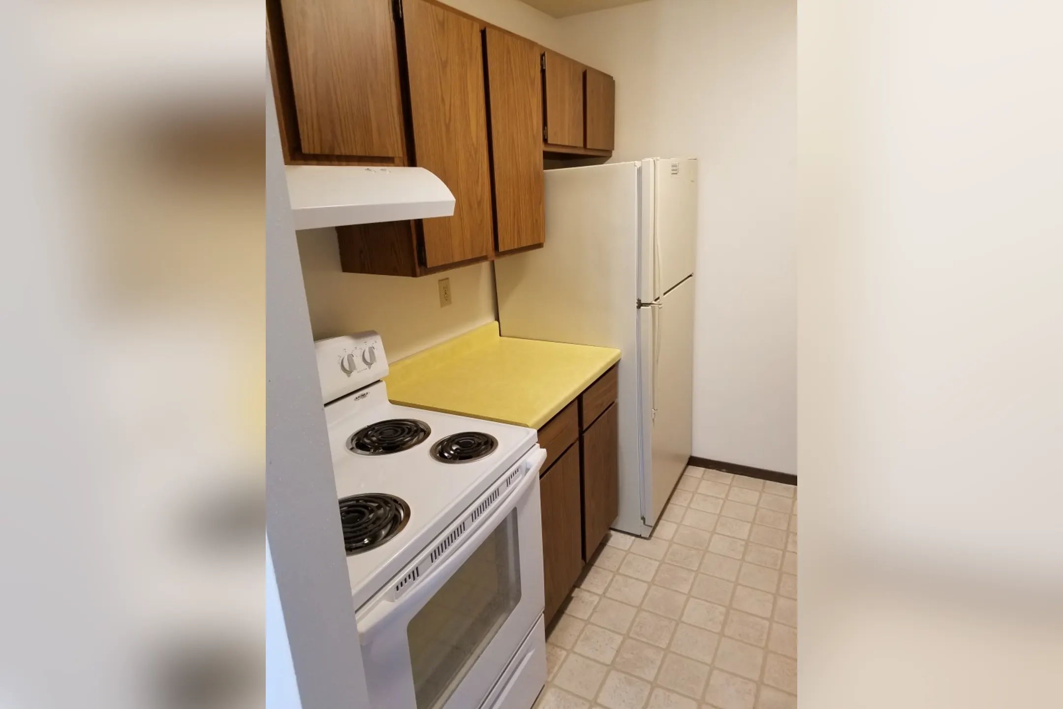 Lake Park Apartments 3749 S Packard Ave Saint Francis, WI