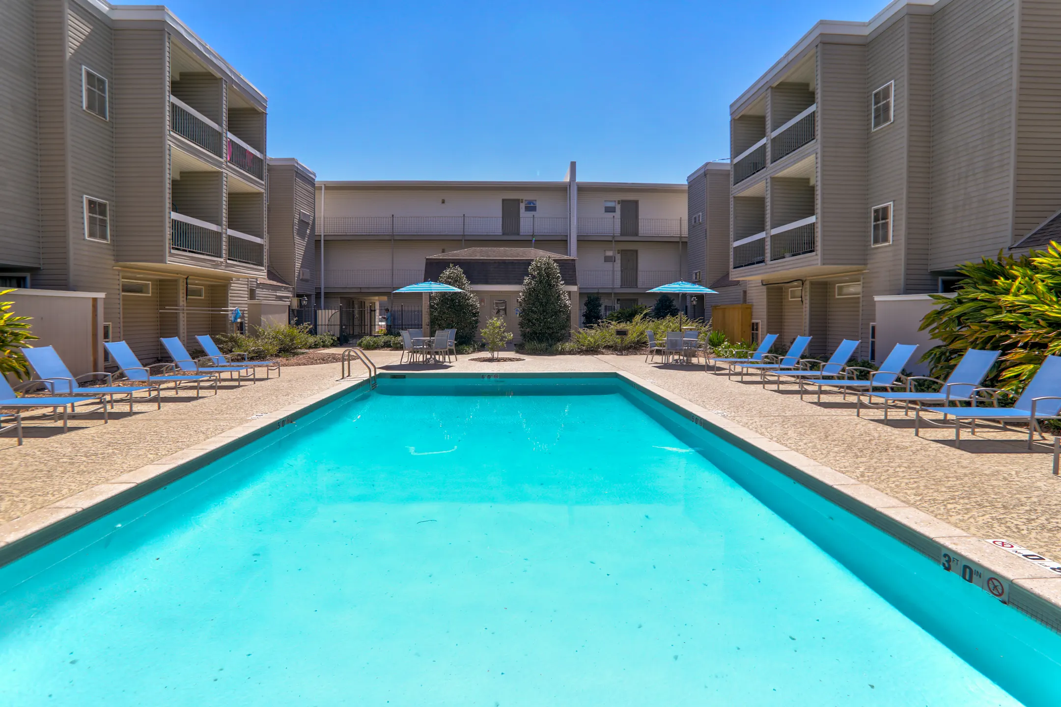 Chateau Napoleon 2300 Edenborn Ave Metairie, LA Apartments for Rent