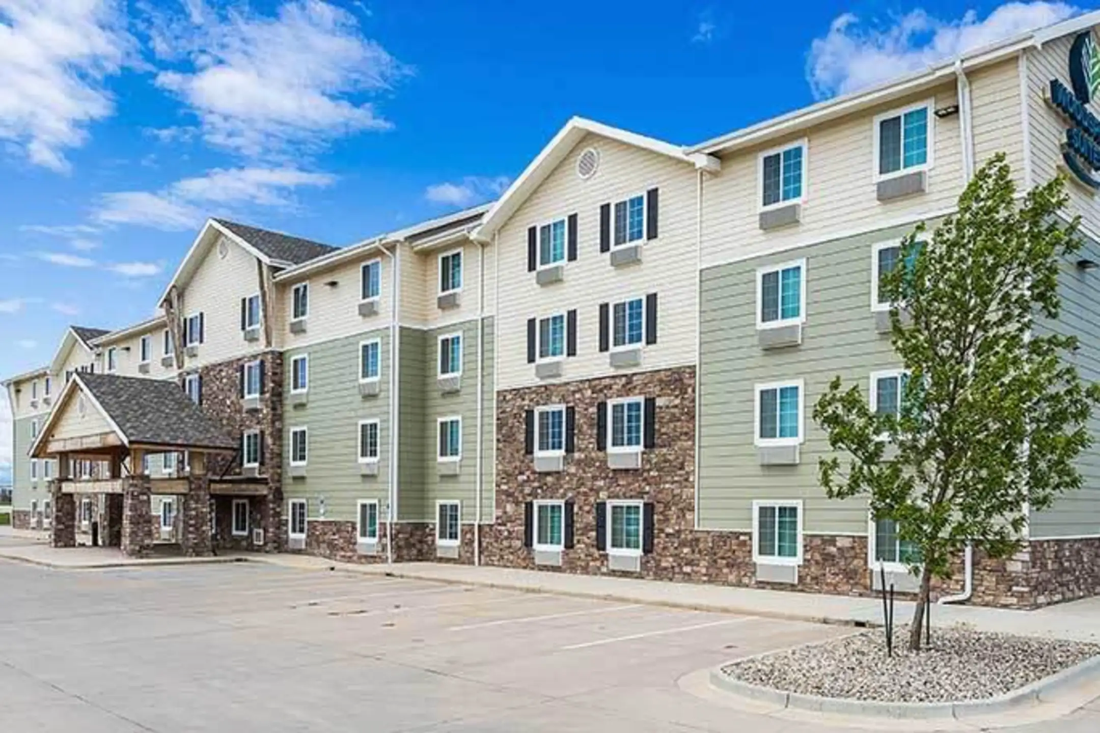 Building - Suburban Suites - Watford City, ND