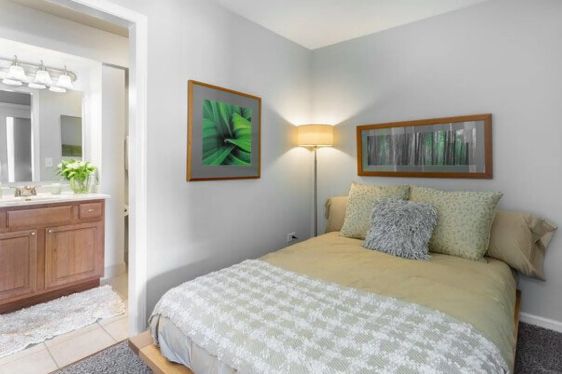 Versailles On the Lakes/Oakbrook Terrace Apartments Oakbrook Terrace