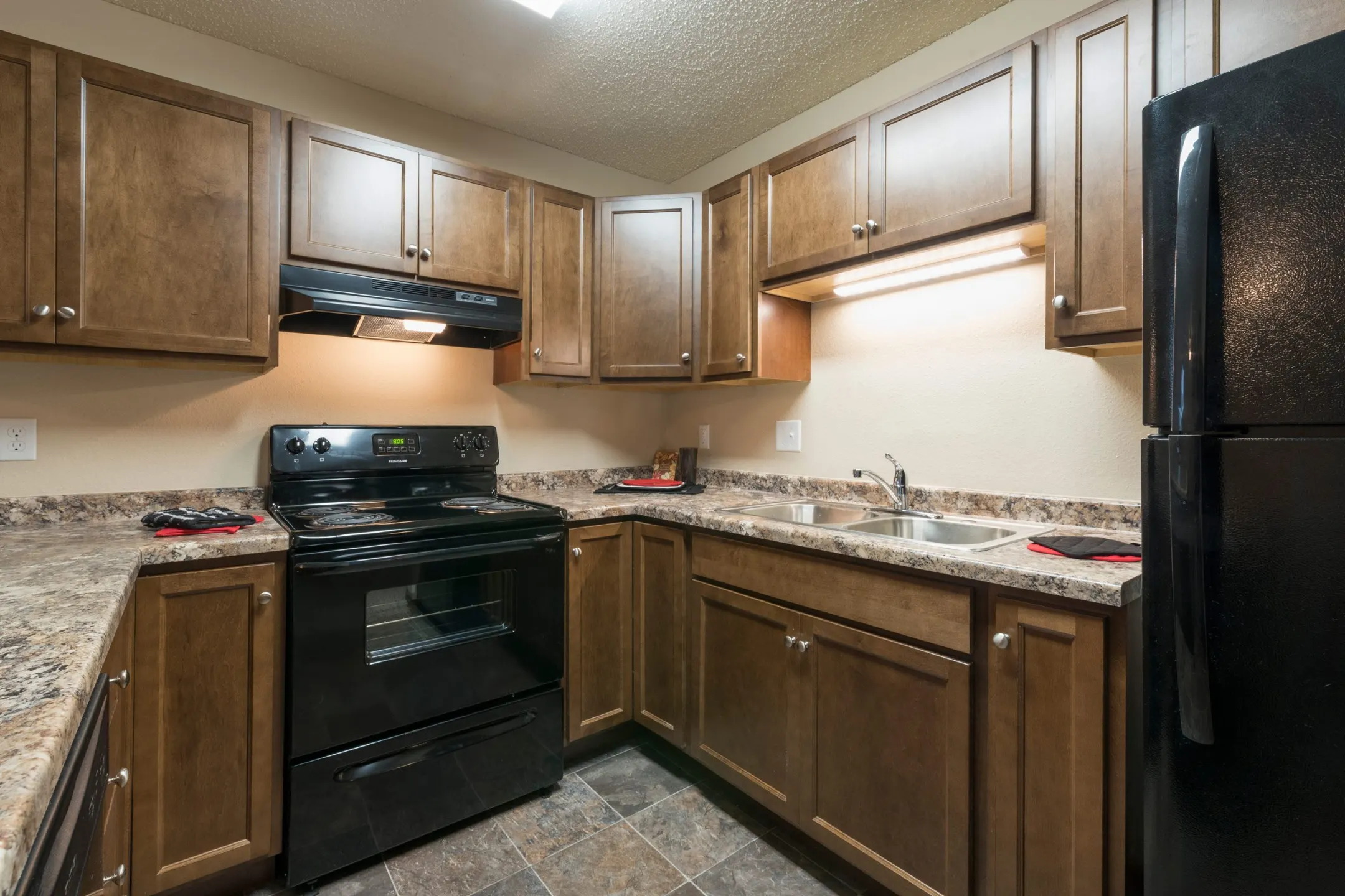 Kitchen - Sierra Ridge Apartments - Bismarck, ND