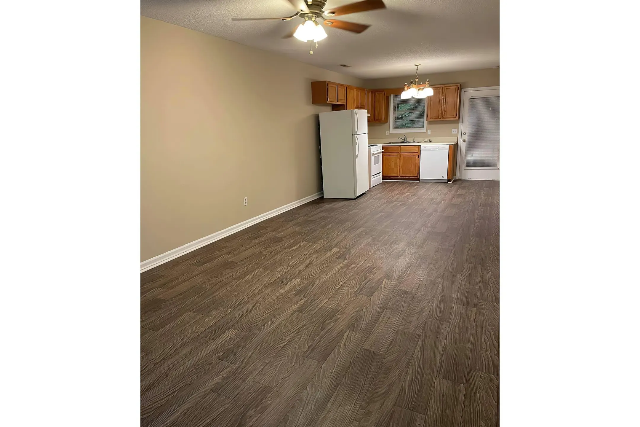 Living Room - Twin Oaks Apartments - Calhoun, GA