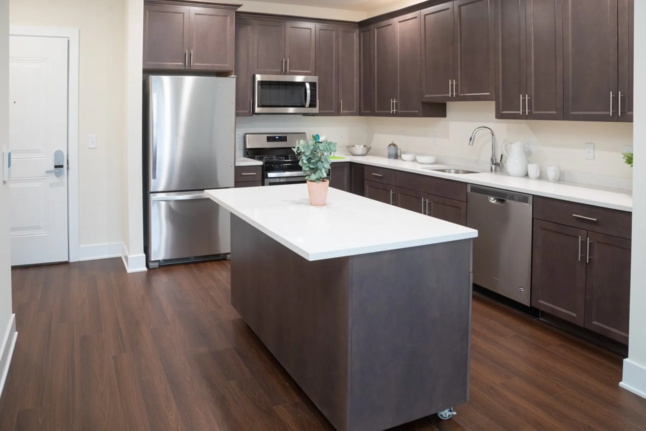 Washington Promenade 546 Washington Ave Dumont, NJ Apartments for